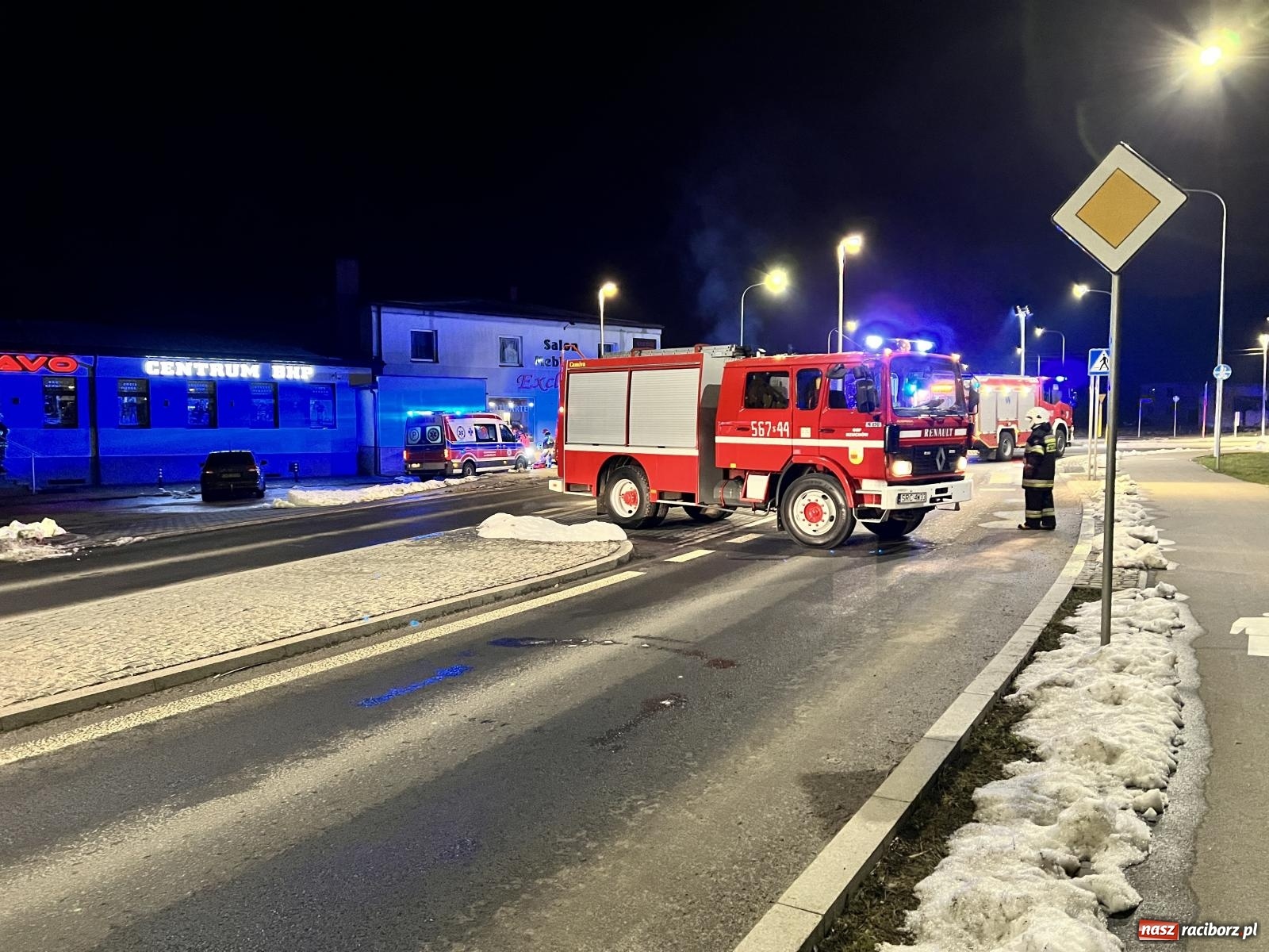 Zdjęcie w galerii na portalu naszraciborz.pl: Trasa Racibórz-Rybnik. Ford firmy kurierskiej zderzył się z renault [FOTO] wiadomości z regionu