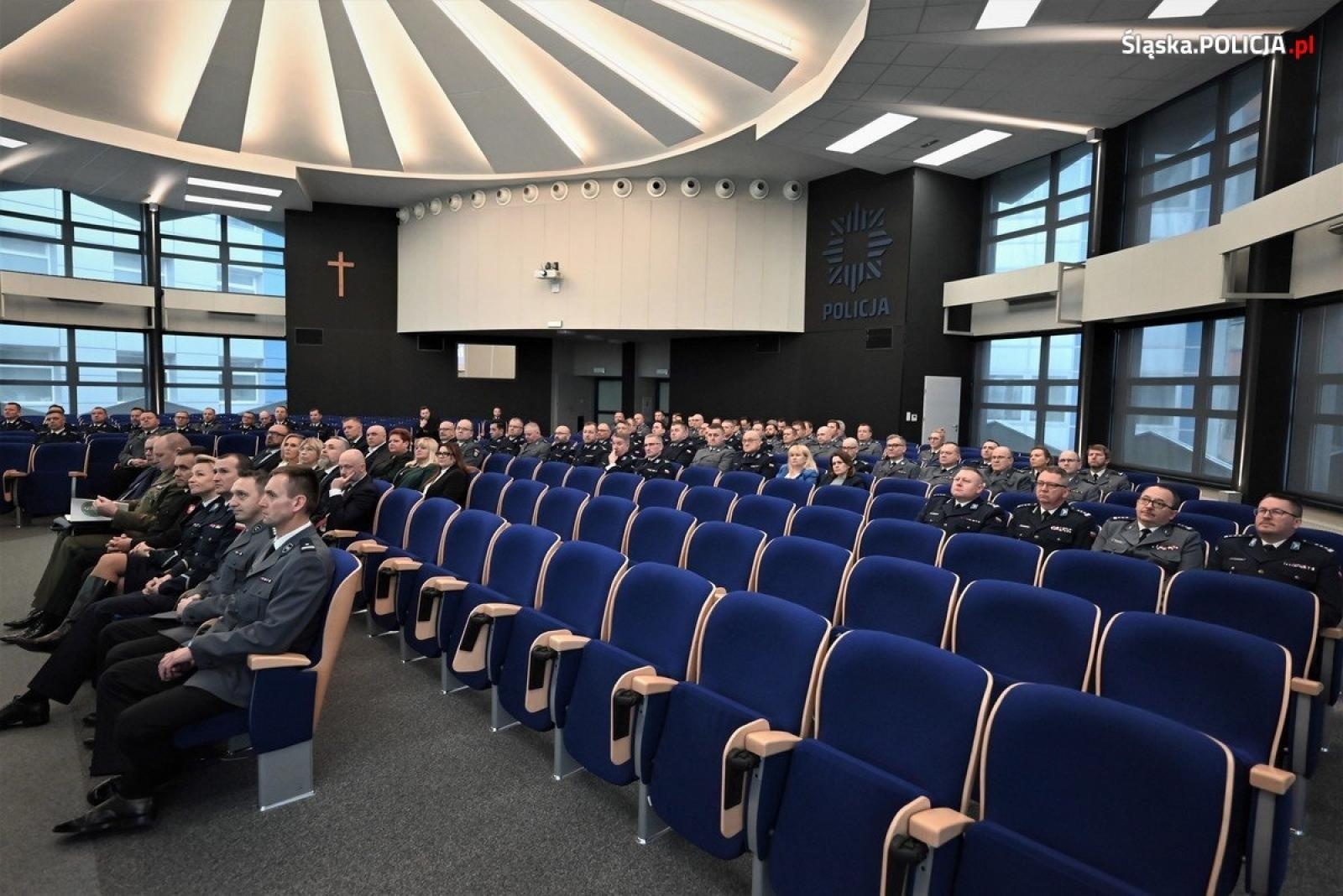 Zdjęcie w galerii na portalu naszraciborz.pl: Sto zarzutów dziennie. Roczna odprawa w śląskim garnizonie wiadomości z regionu