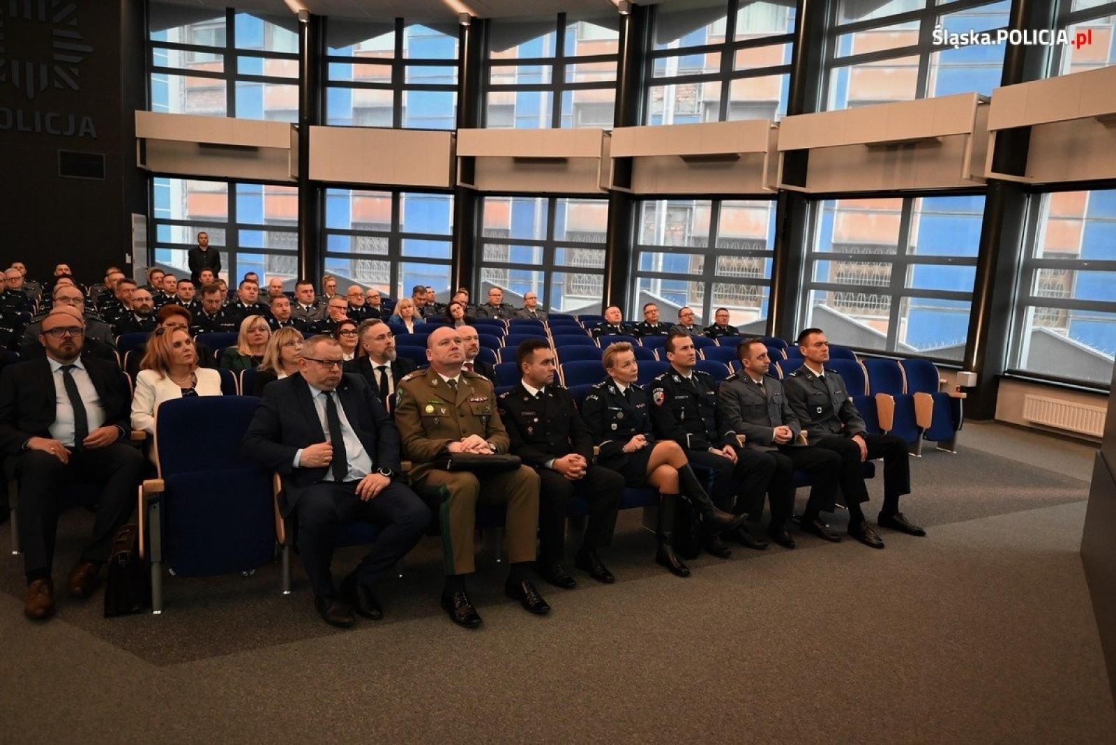 Zdjęcie w galerii na portalu naszraciborz.pl: Sto zarzutów dziennie. Roczna odprawa w śląskim garnizonie wiadomości z regionu