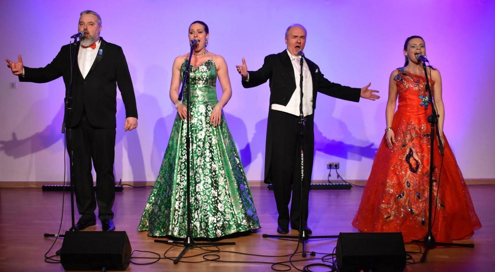 Zdjęcie w galerii na portalu naszraciborz.pl: Operetkowe przeboje z nutką humoru na zamku wiadomości z regionu
