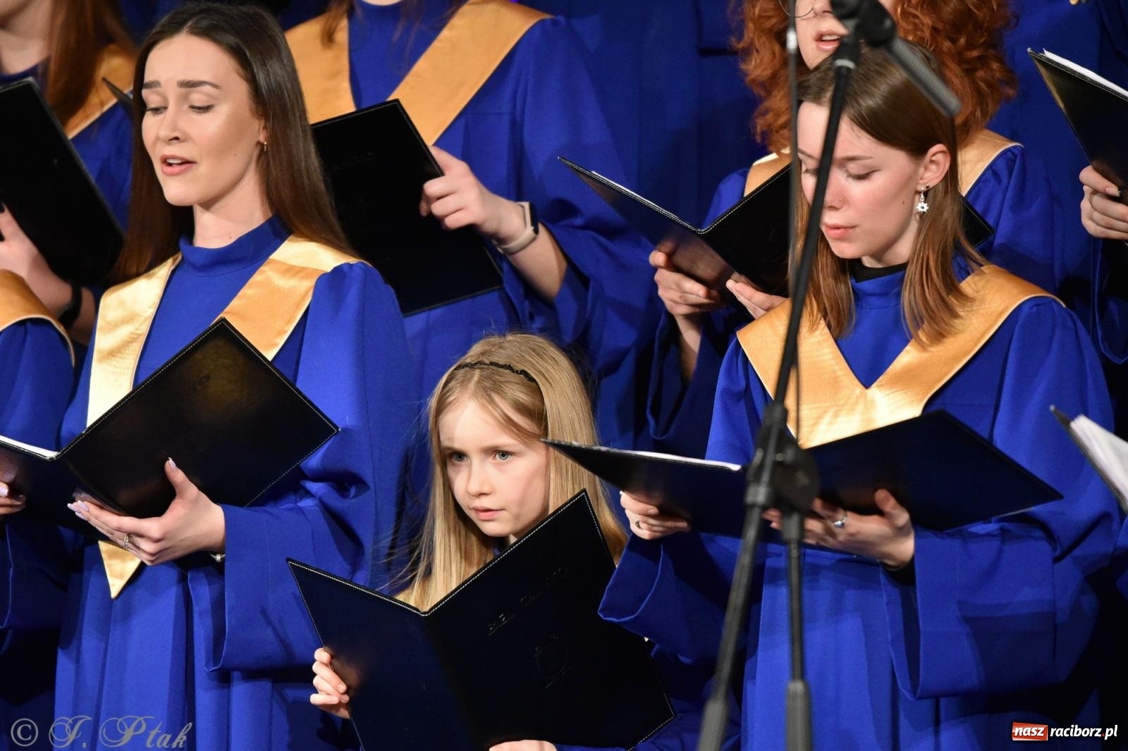 Zdjęcie w galerii na portalu naszraciborz.pl: Bel Canto kolędowo na dobry start WOŚP-u [FOTO i WIDEO] wiadomości z regionu