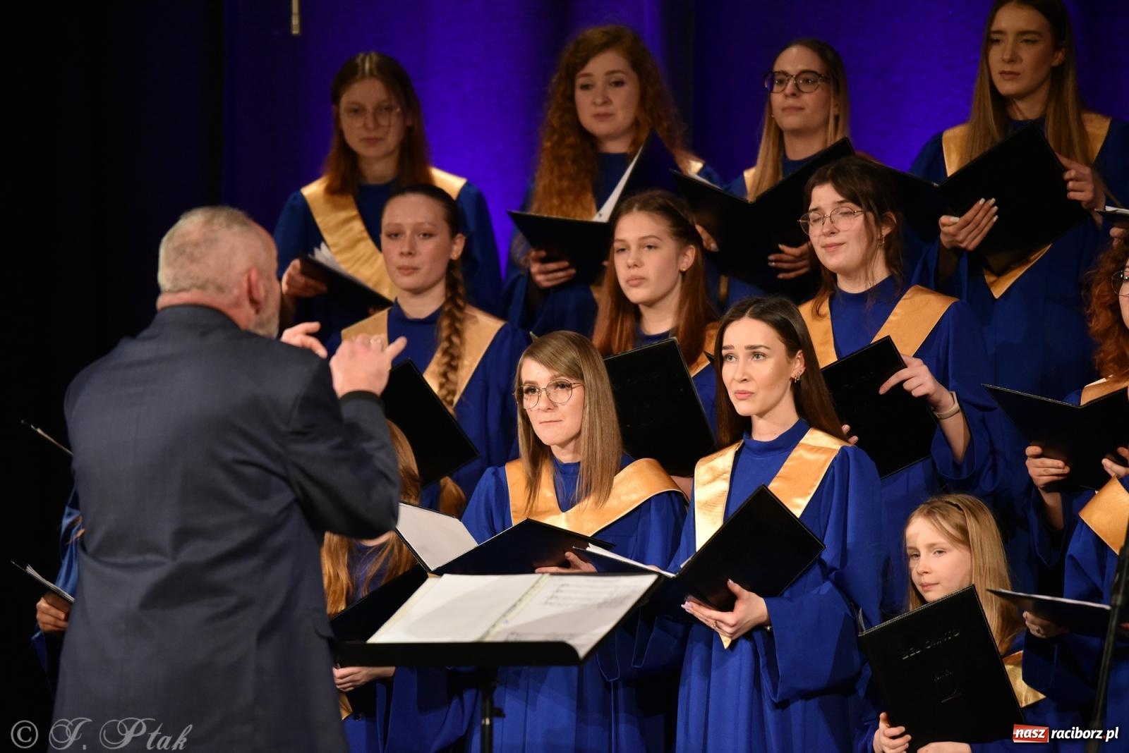 Zdjęcie w galerii na portalu naszraciborz.pl: Bel Canto kolędowo na dobry start WOŚP-u [FOTO i WIDEO] wiadomości z regionu