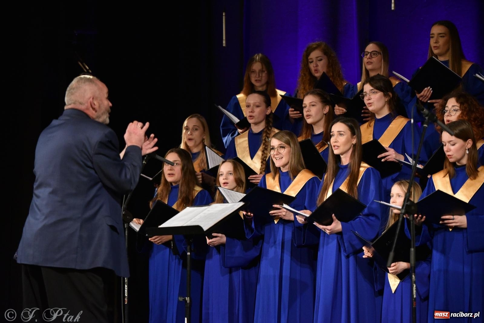 Zdjęcie w galerii na portalu naszraciborz.pl: Bel Canto kolędowo na dobry start WOŚP-u [FOTO i WIDEO] wiadomości z regionu