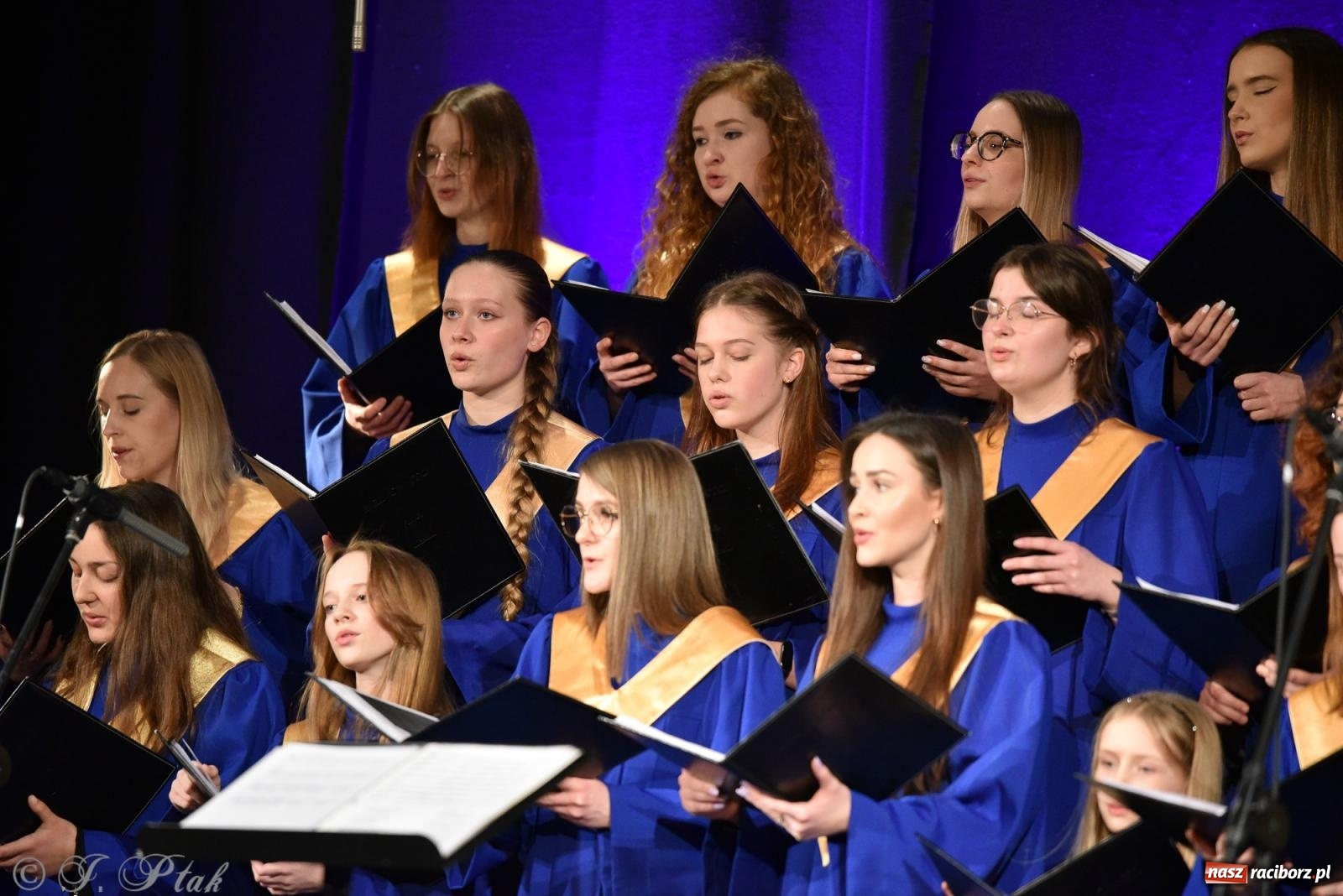 Zdjęcie w galerii na portalu naszraciborz.pl: Bel Canto kolędowo na dobry start WOŚP-u [FOTO i WIDEO] wiadomości z regionu