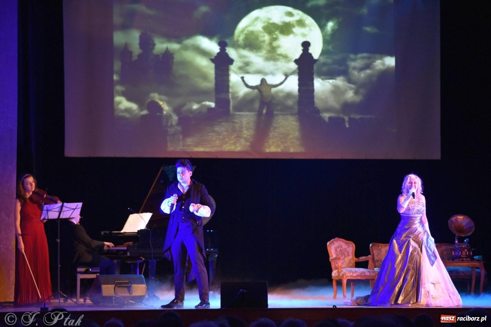 Zdjęcie w galerii na portalu naszraciborz.pl: Baśń dla dorosłych - operetka i musical na deskach RCK [FOTO i WIDEO] wiadomości z regionu