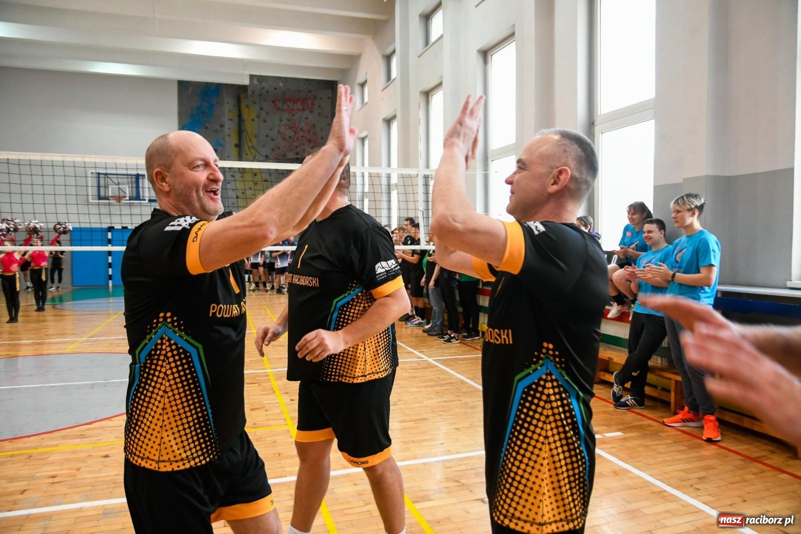 Zdjęcie w galerii na portalu naszraciborz.pl: Siatkarskie show przy Klasztornej. Olimpijczycy zagrali dla WOŚP [FOTO i WIDEO] wiadomości z regionu