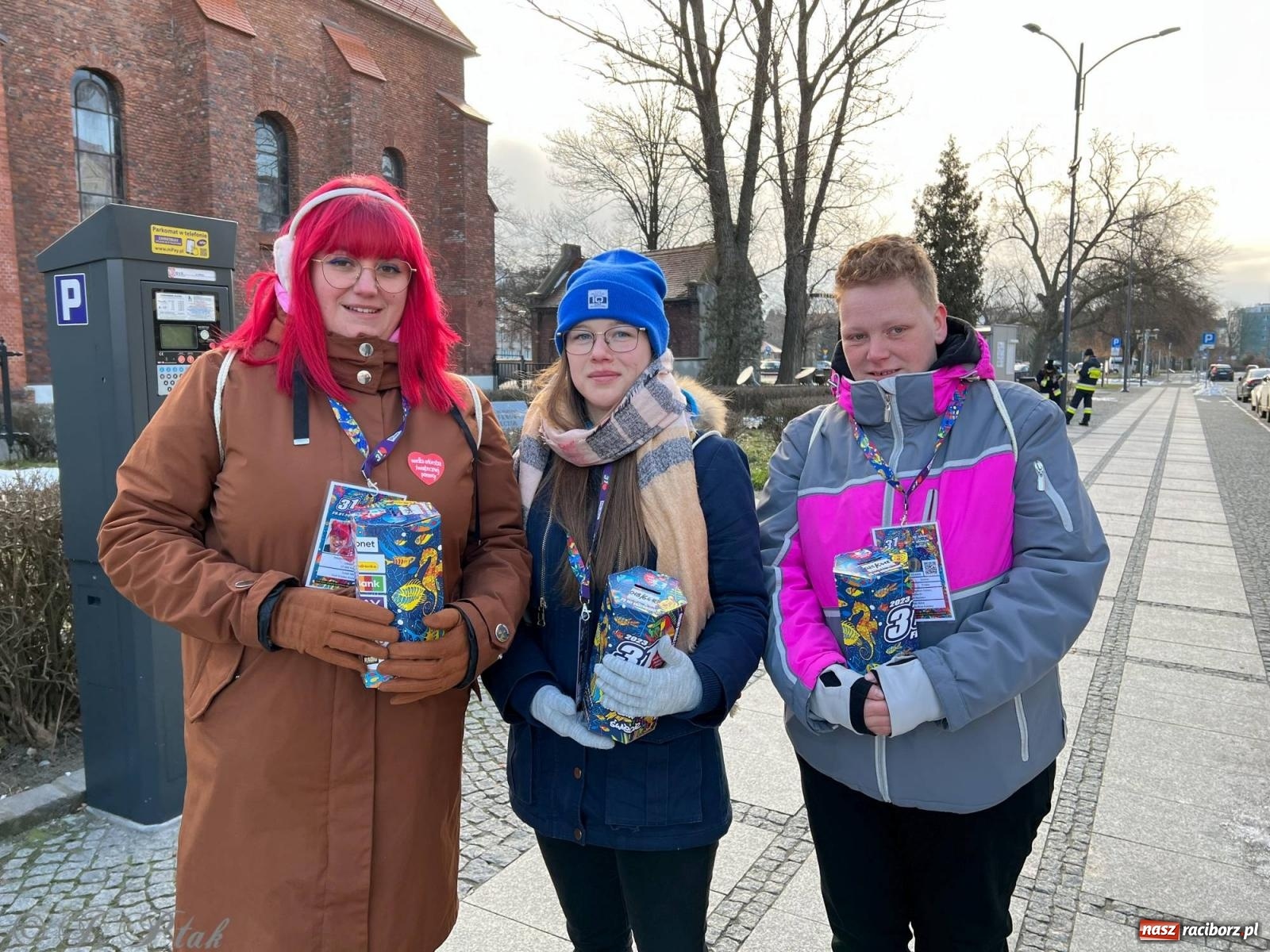 Zdjęcie w galerii na portalu naszraciborz.pl: Mali i duzi, starsi i młodsi. Wolontariusze WOŚP w Raciborzu [FOTO] wiadomości z regionu