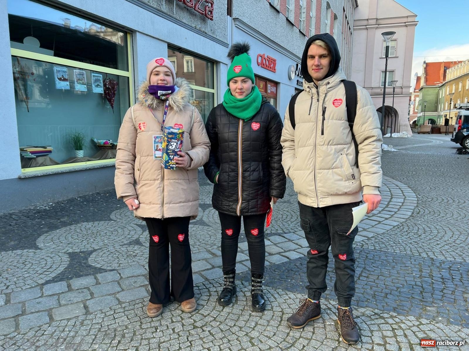 Zdjęcie w galerii na portalu naszraciborz.pl: Mali i duzi, starsi i młodsi. Wolontariusze WOŚP w Raciborzu [FOTO] wiadomości z regionu