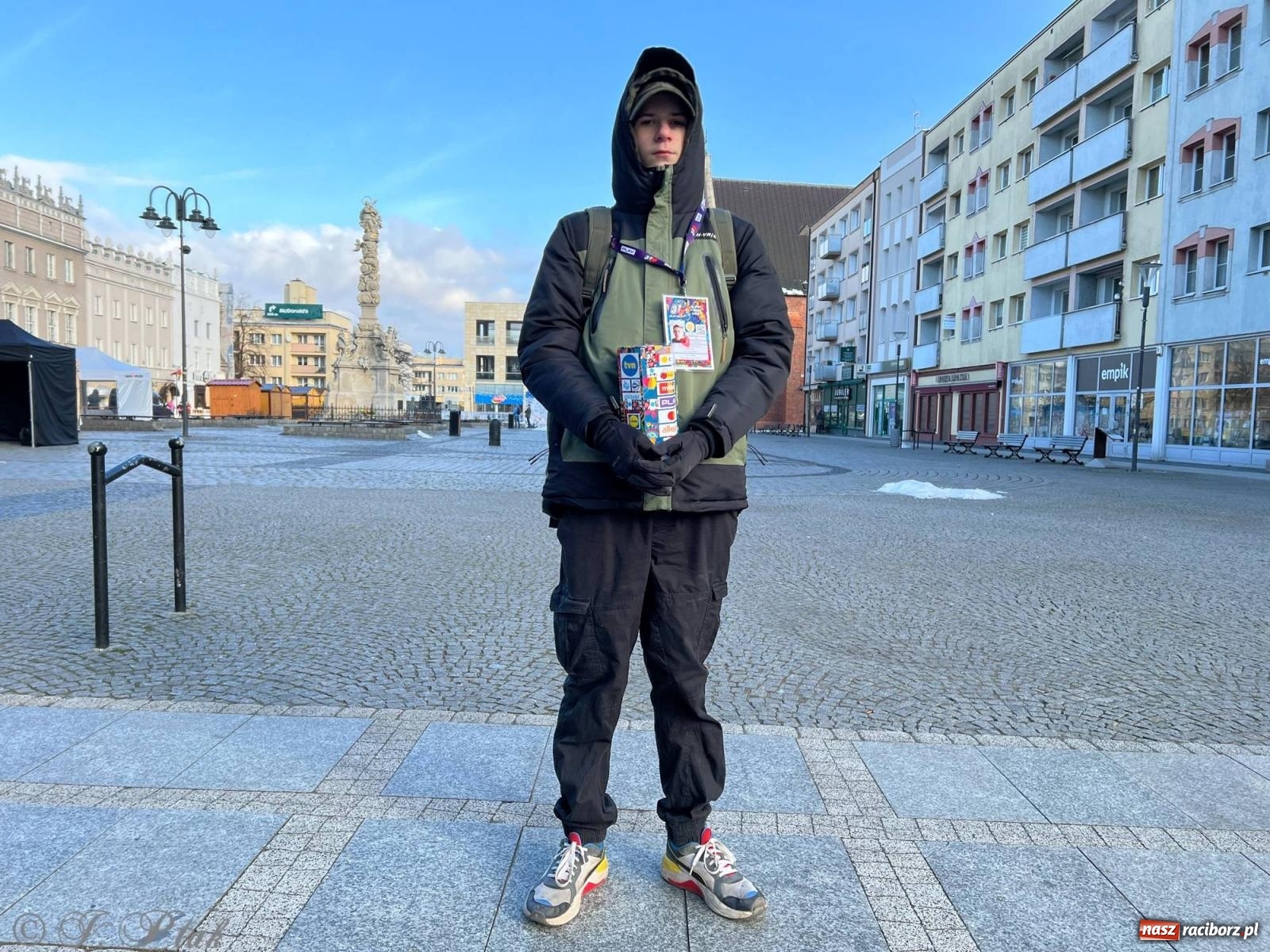 Zdjęcie w galerii na portalu naszraciborz.pl: Mali i duzi, starsi i młodsi. Wolontariusze WOŚP w Raciborzu [FOTO] wiadomości z regionu