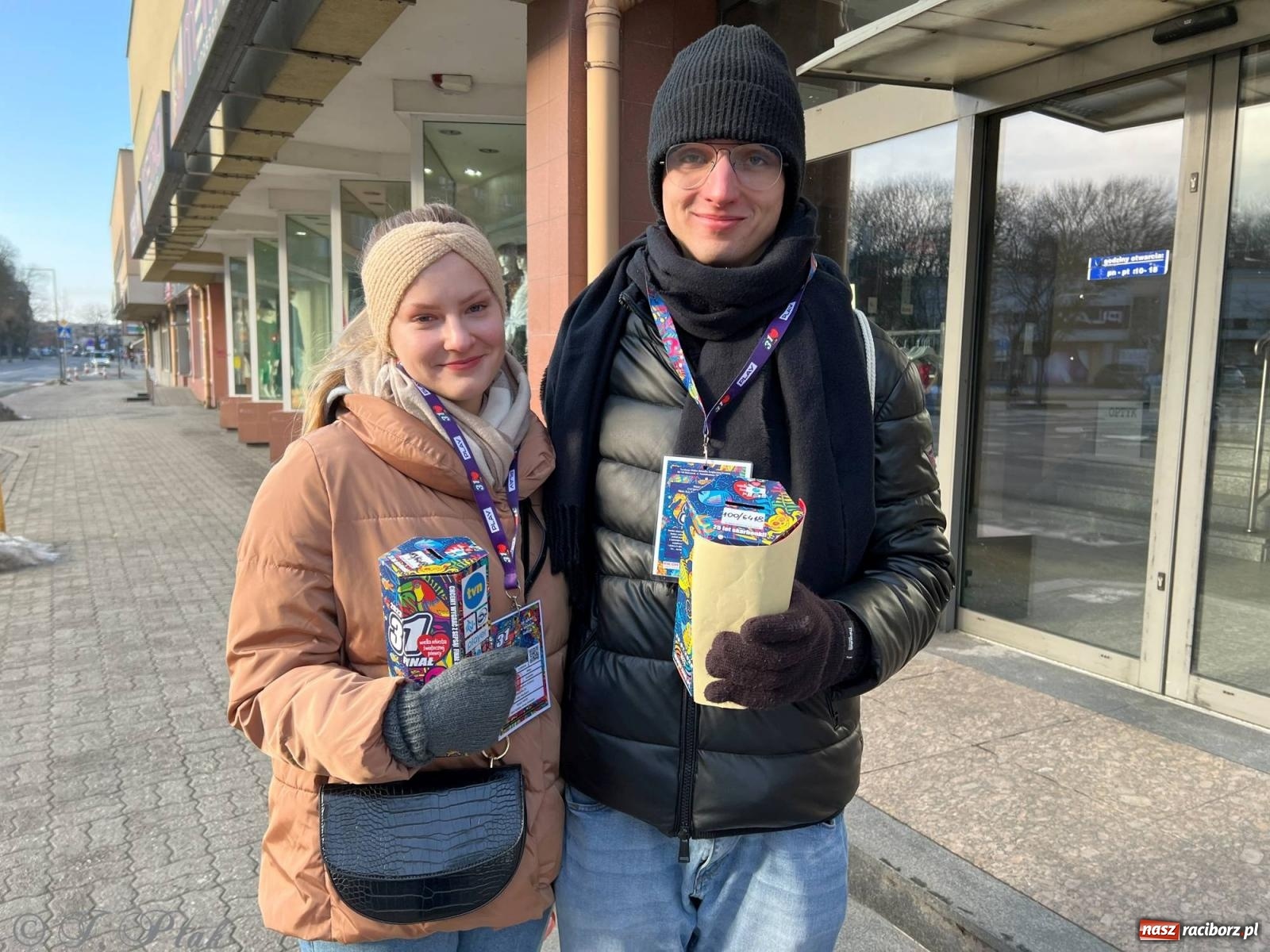 Zdjęcie w galerii na portalu naszraciborz.pl: Mali i duzi, starsi i młodsi. Wolontariusze WOŚP w Raciborzu [FOTO] wiadomości z regionu