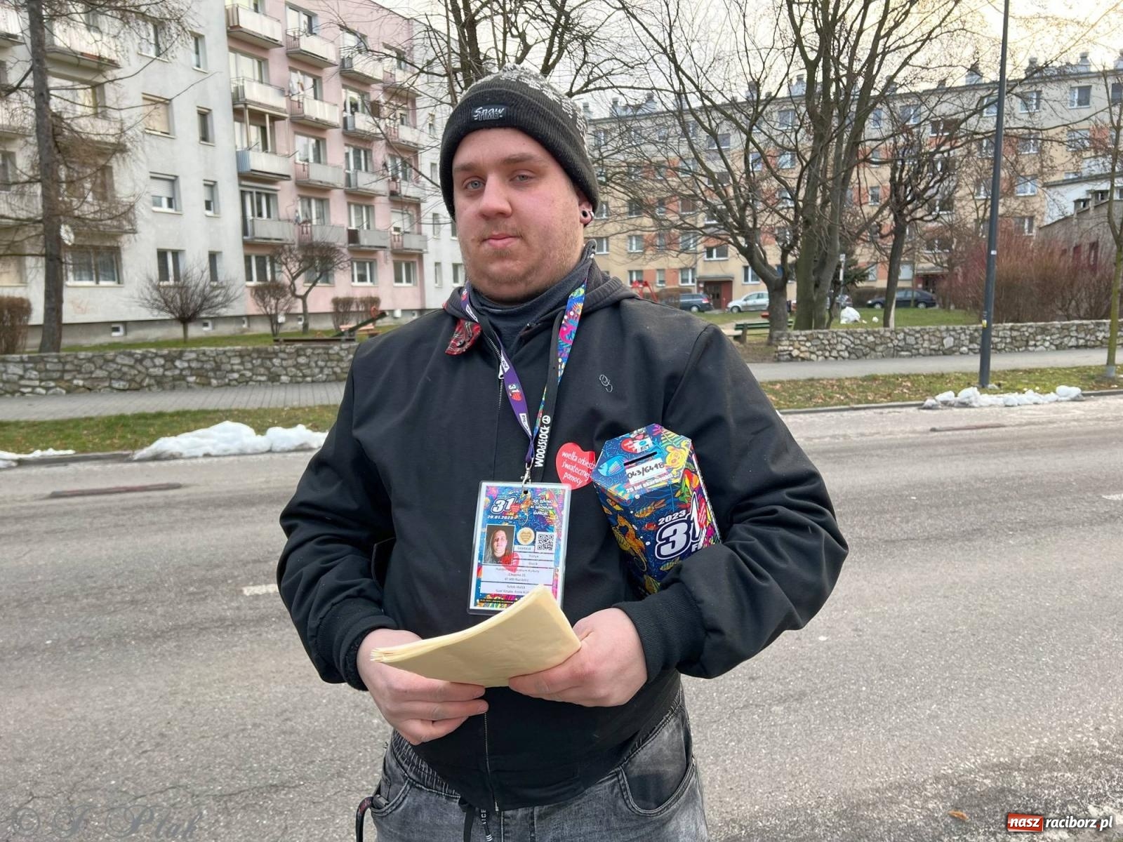 Zdjęcie w galerii na portalu naszraciborz.pl: Mali i duzi, starsi i młodsi. Wolontariusze WOŚP w Raciborzu [FOTO] wiadomości z regionu