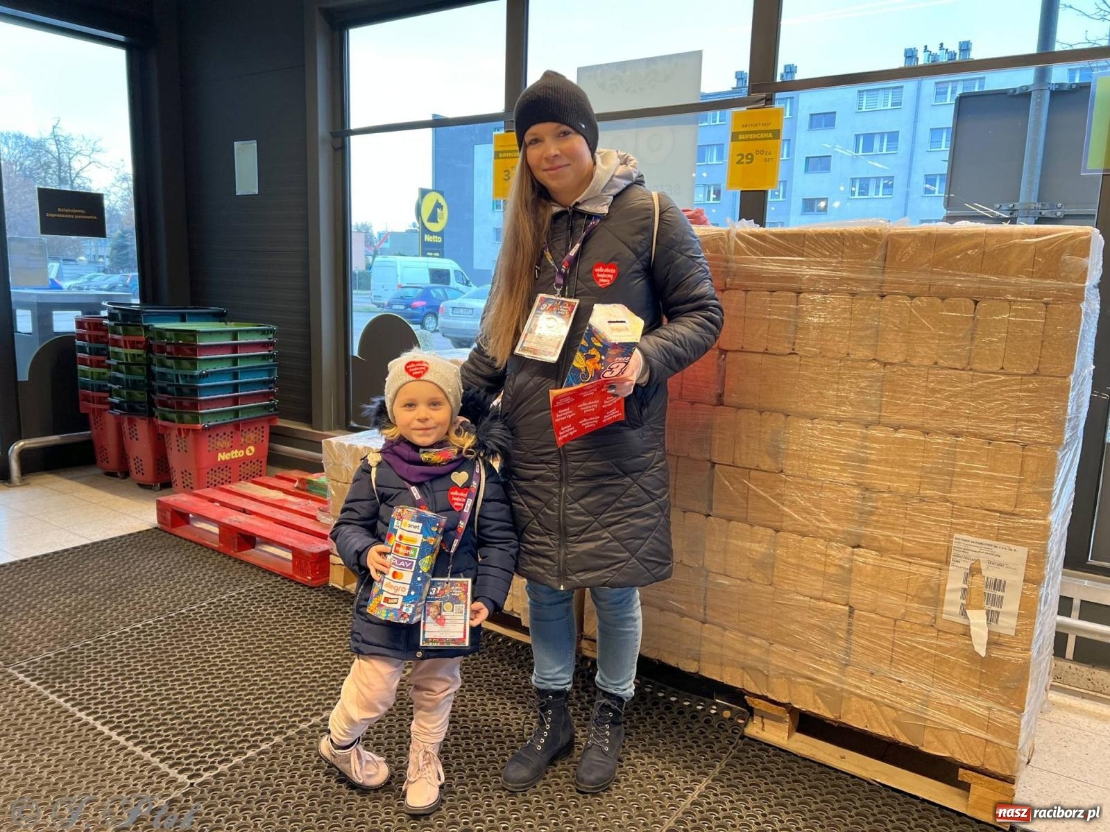 Zdjęcie w galerii na portalu naszraciborz.pl: Mali i duzi, starsi i młodsi. Wolontariusze WOŚP w Raciborzu [FOTO] wiadomości z regionu