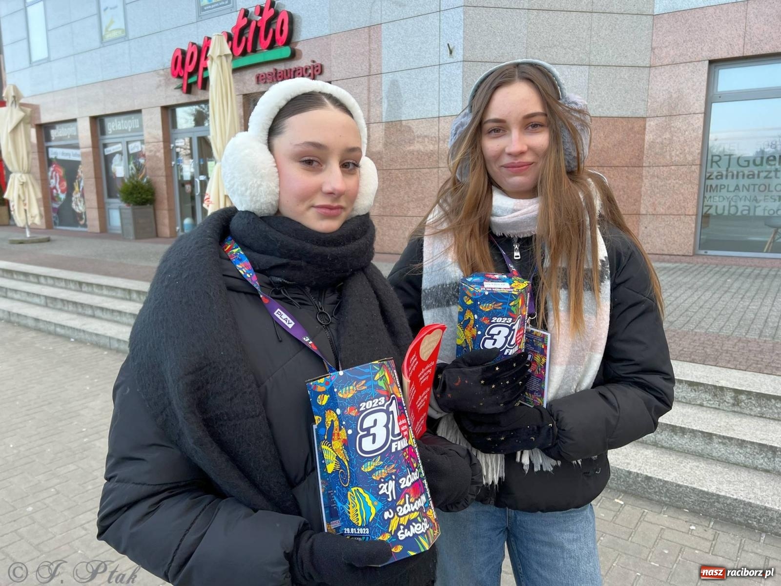 Zdjęcie w galerii na portalu naszraciborz.pl: Mali i duzi, starsi i młodsi. Wolontariusze WOŚP w Raciborzu [FOTO] wiadomości z regionu