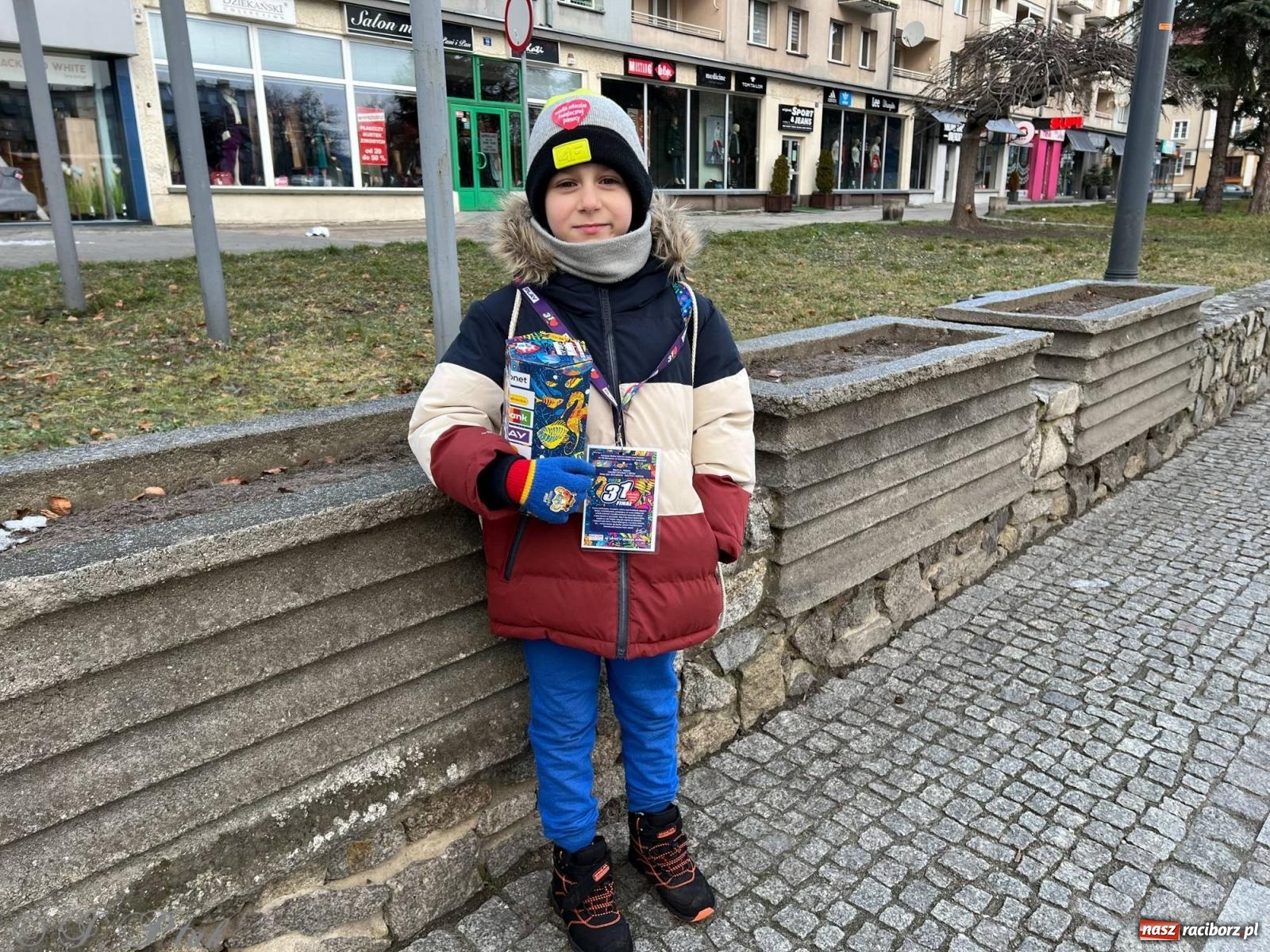 Zdjęcie w galerii na portalu naszraciborz.pl: Mali i duzi, starsi i młodsi. Wolontariusze WOŚP w Raciborzu [FOTO] wiadomości z regionu
