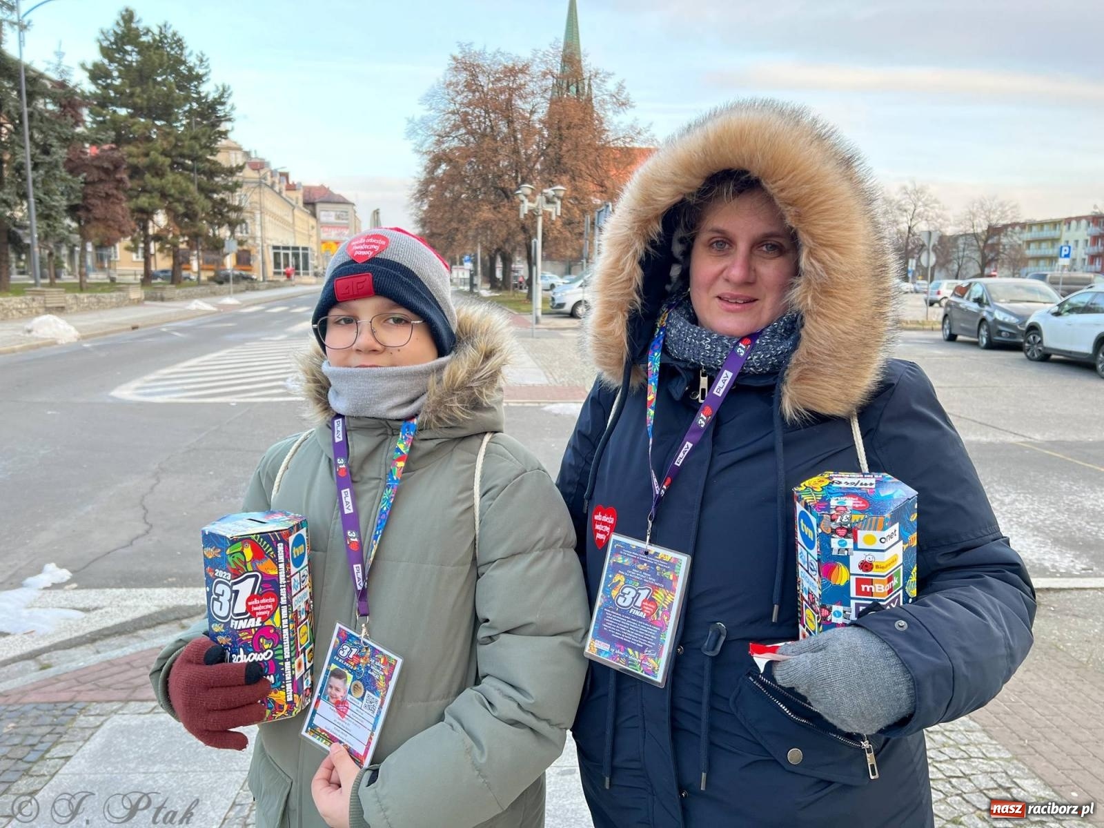 Zdjęcie w galerii na portalu naszraciborz.pl: Mali i duzi, starsi i młodsi. Wolontariusze WOŚP w Raciborzu [FOTO] wiadomości z regionu