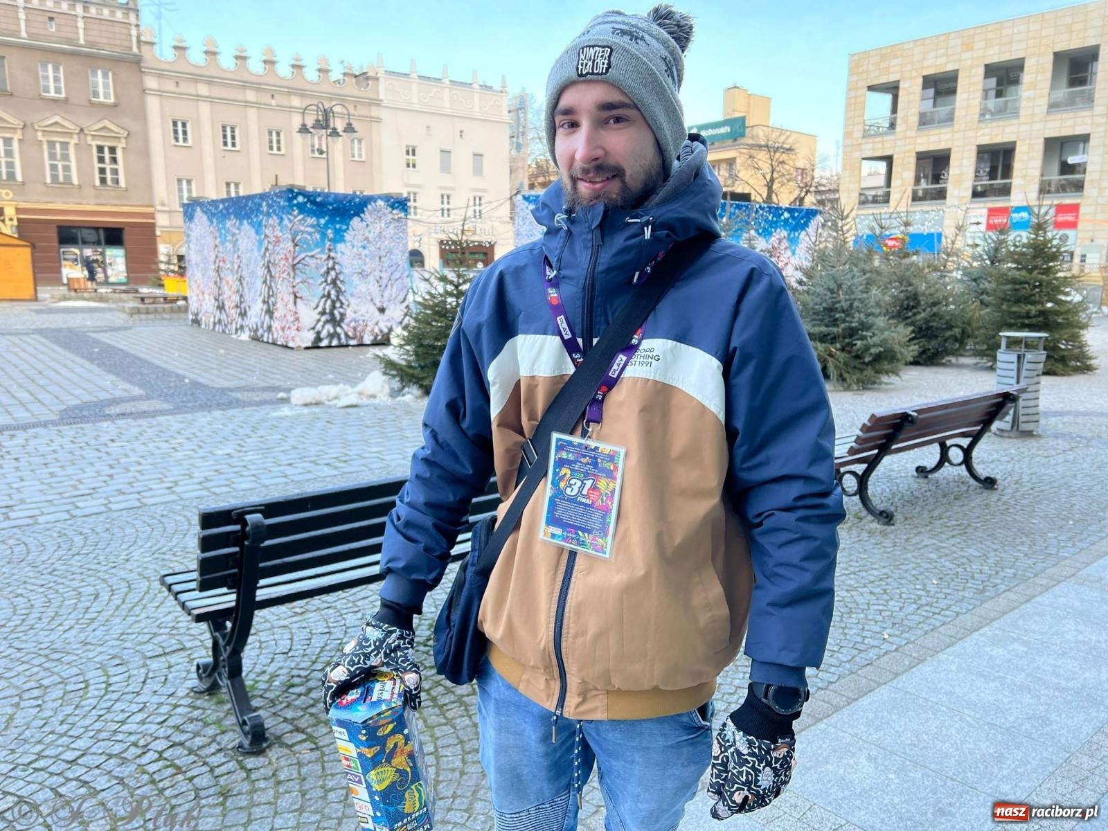 Zdjęcie w galerii na portalu naszraciborz.pl: Mali i duzi, starsi i młodsi. Wolontariusze WOŚP w Raciborzu [FOTO] wiadomości z regionu