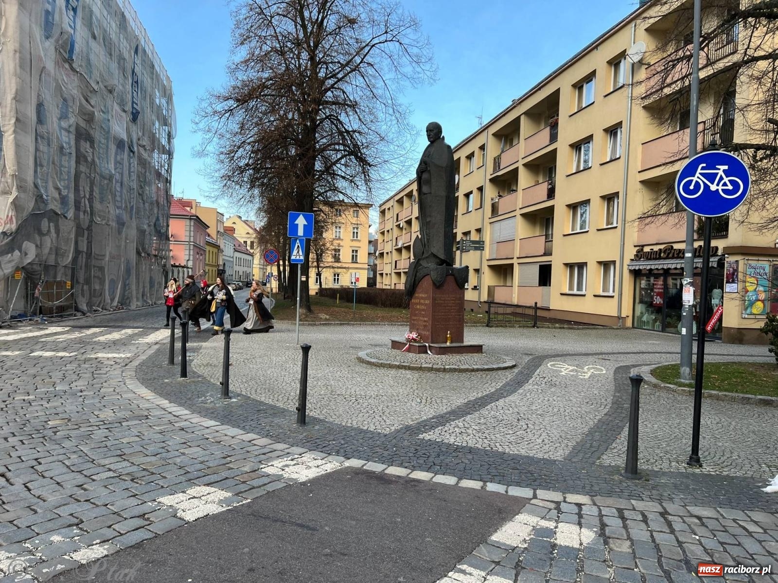 Zdjęcie w galerii na portalu naszraciborz.pl: Mali i duzi, starsi i młodsi. Wolontariusze WOŚP w Raciborzu [FOTO] wiadomości z regionu