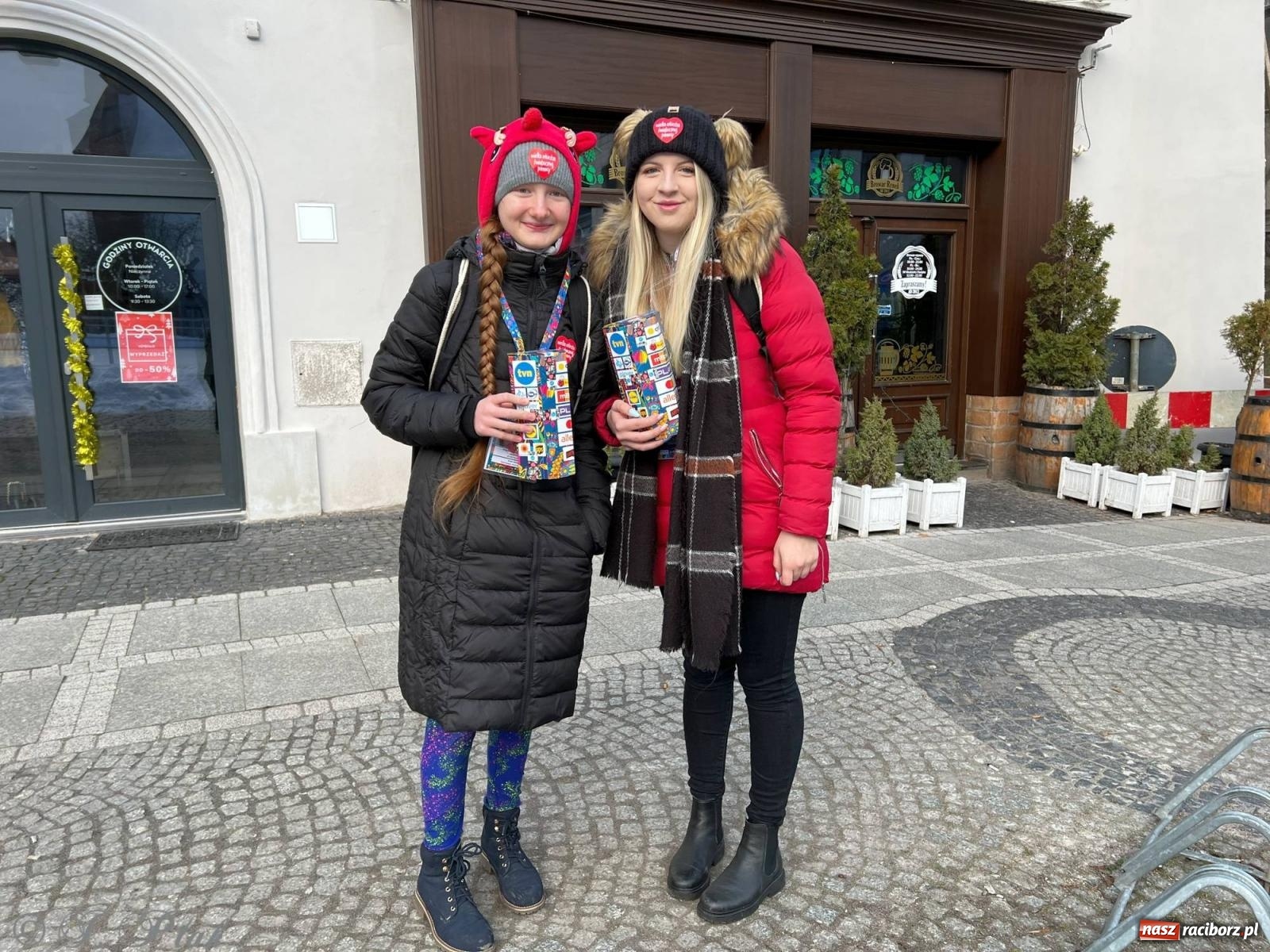 Zdjęcie w galerii na portalu naszraciborz.pl: Mali i duzi, starsi i młodsi. Wolontariusze WOŚP w Raciborzu [FOTO] wiadomości z regionu
