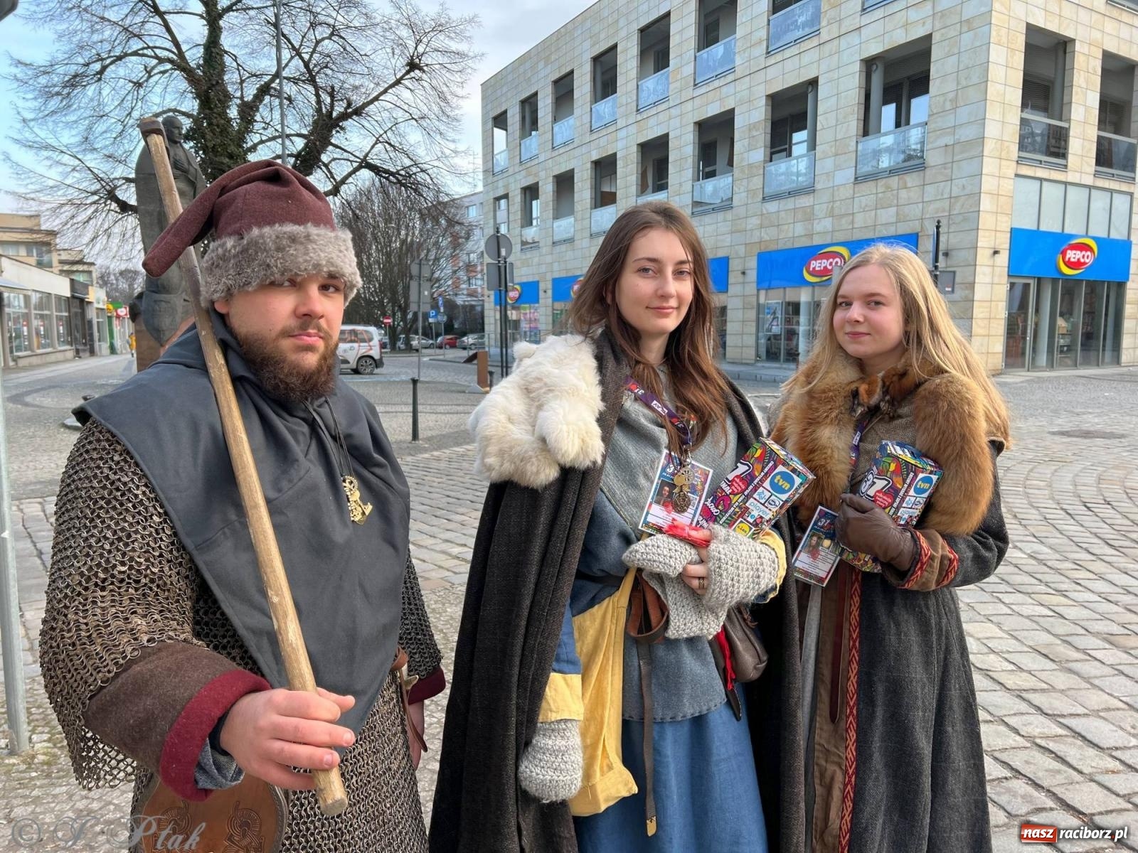 Zdjęcie w galerii na portalu naszraciborz.pl: Mali i duzi, starsi i młodsi. Wolontariusze WOŚP w Raciborzu [FOTO] wiadomości z regionu