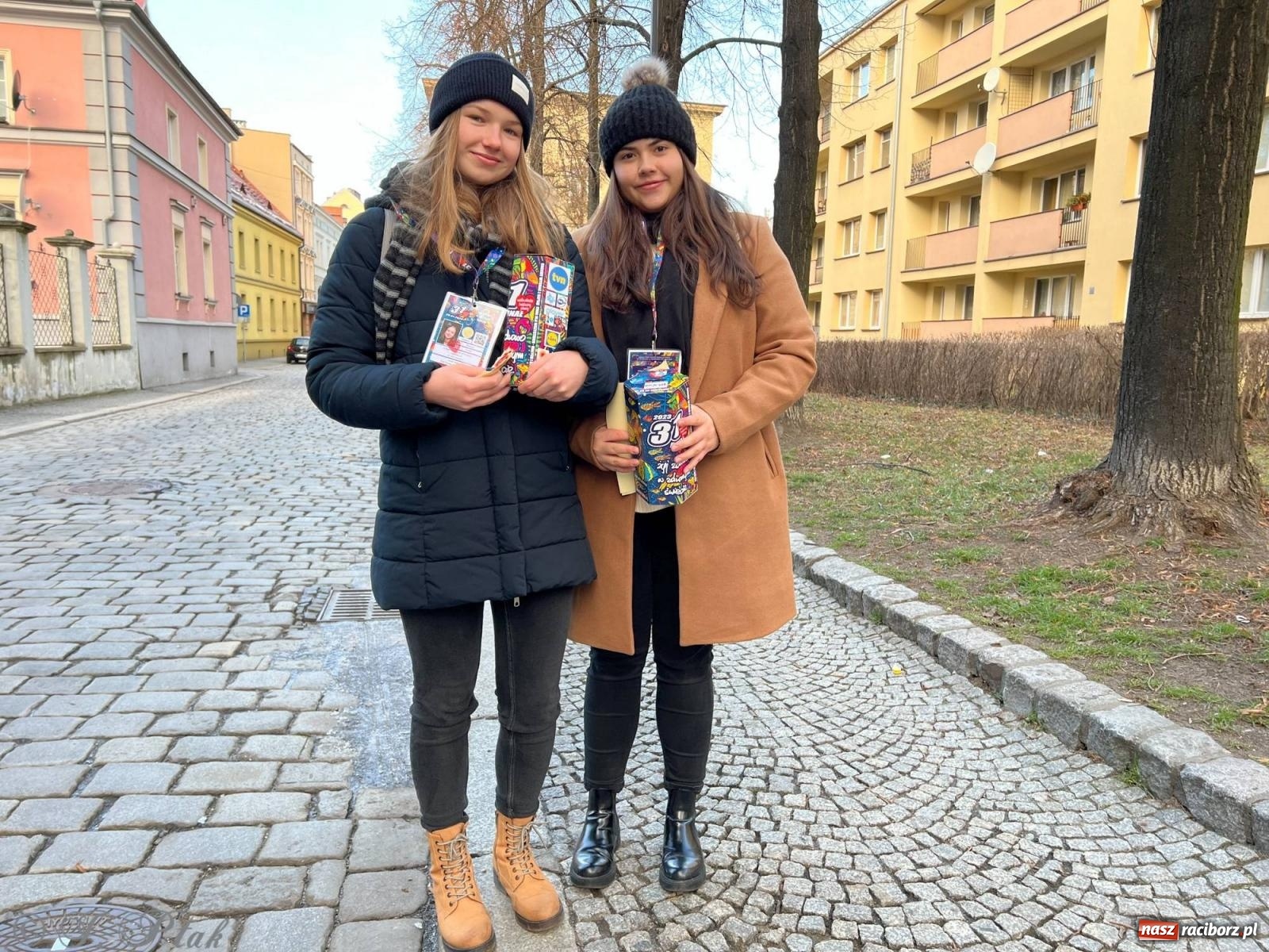 Zdjęcie w galerii na portalu naszraciborz.pl: Mali i duzi, starsi i młodsi. Wolontariusze WOŚP w Raciborzu [FOTO] wiadomości z regionu