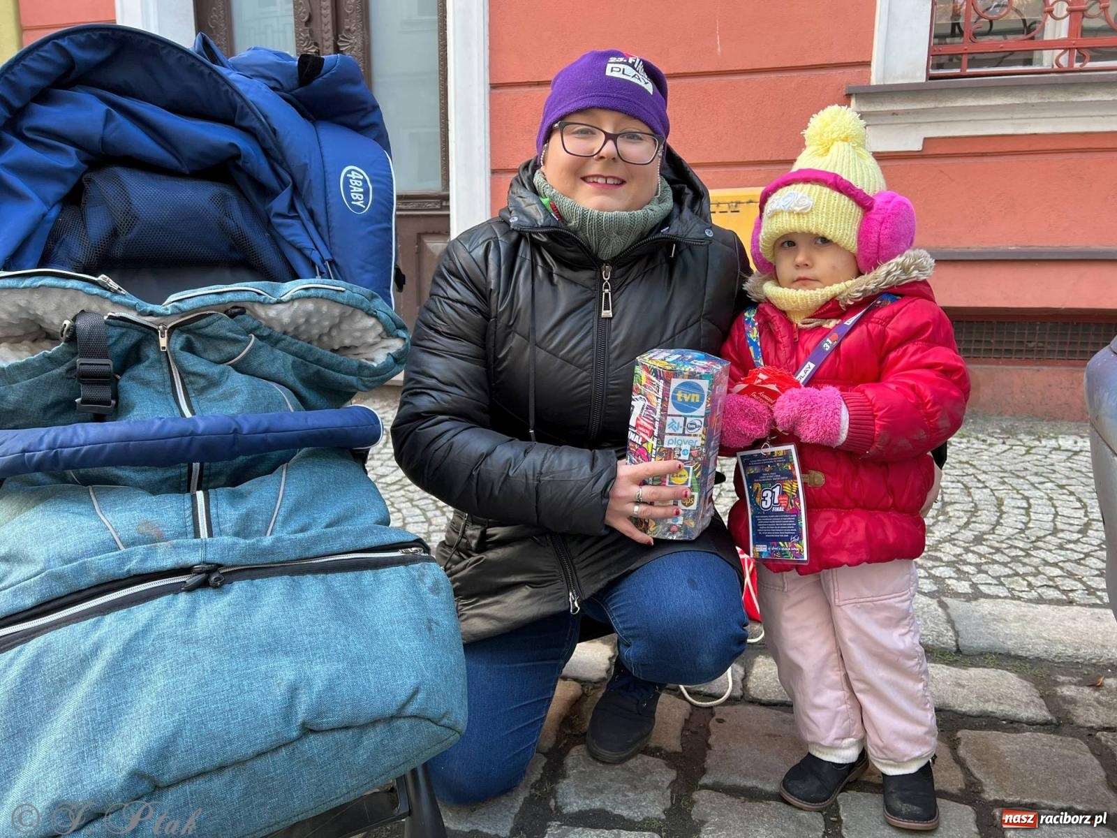 Zdjęcie w galerii na portalu naszraciborz.pl: Mali i duzi, starsi i młodsi. Wolontariusze WOŚP w Raciborzu [FOTO] wiadomości z regionu