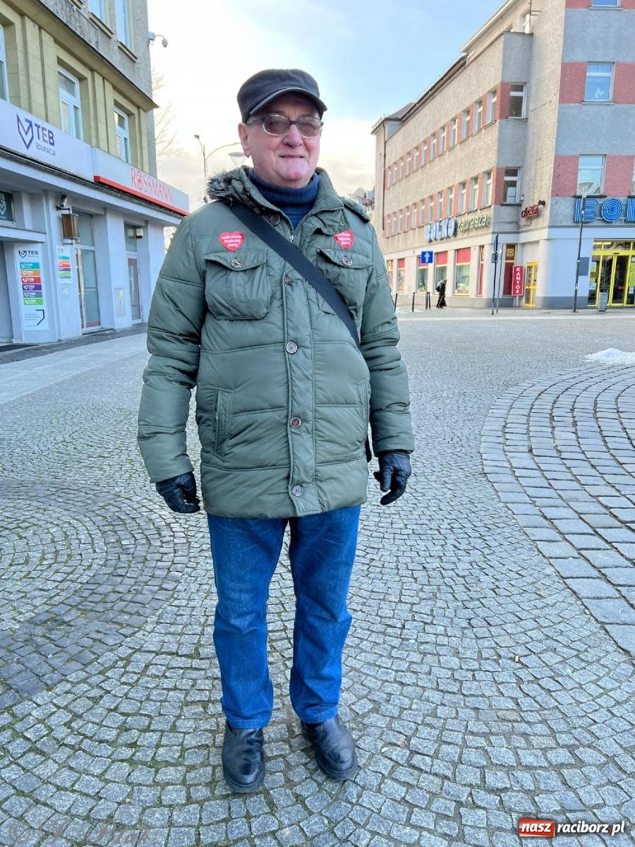 Zdjęcie w galerii na portalu naszraciborz.pl: Mali i duzi, starsi i młodsi. Wolontariusze WOŚP w Raciborzu [FOTO] wiadomości z regionu