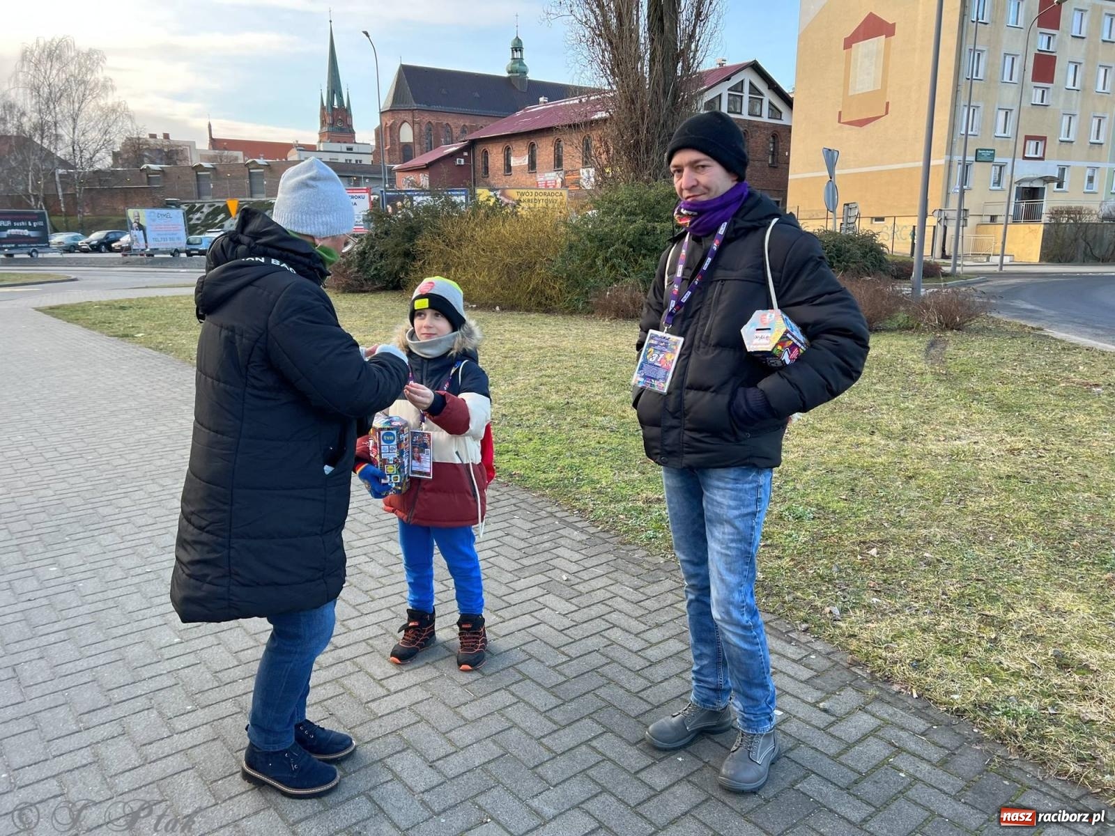 Zdjęcie w galerii na portalu naszraciborz.pl: Mali i duzi, starsi i młodsi. Wolontariusze WOŚP w Raciborzu [FOTO] wiadomości z regionu