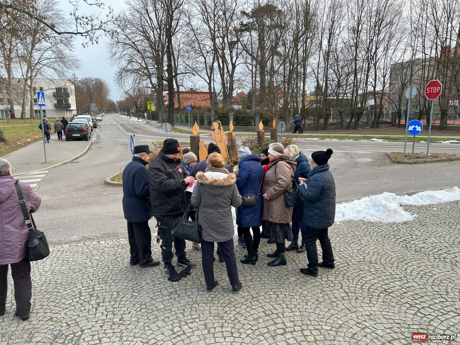 Zdjęcie w galerii na portalu naszraciborz.pl: Mali i duzi, starsi i młodsi. Wolontariusze WOŚP w Raciborzu [FOTO] wiadomości z regionu