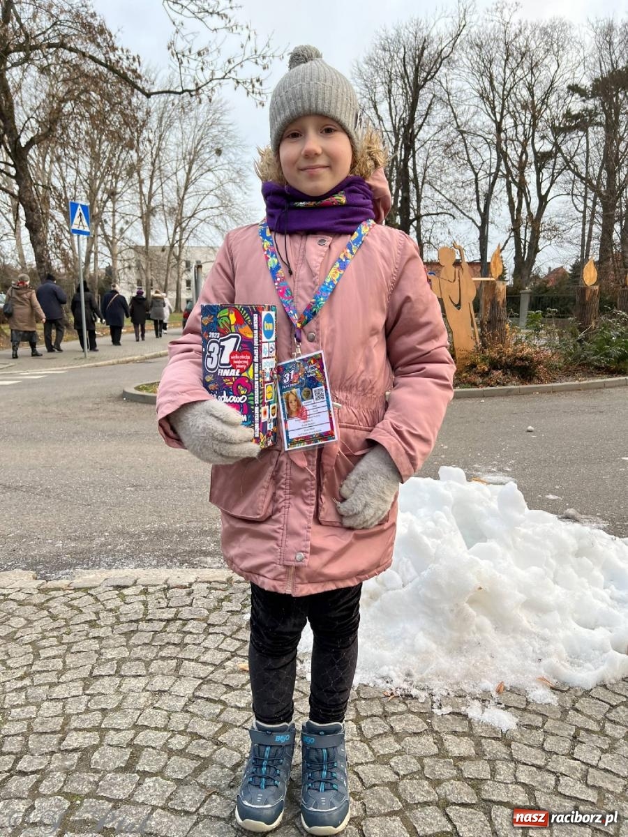Zdjęcie w galerii na portalu naszraciborz.pl: Mali i duzi, starsi i młodsi. Wolontariusze WOŚP w Raciborzu [FOTO] wiadomości z regionu