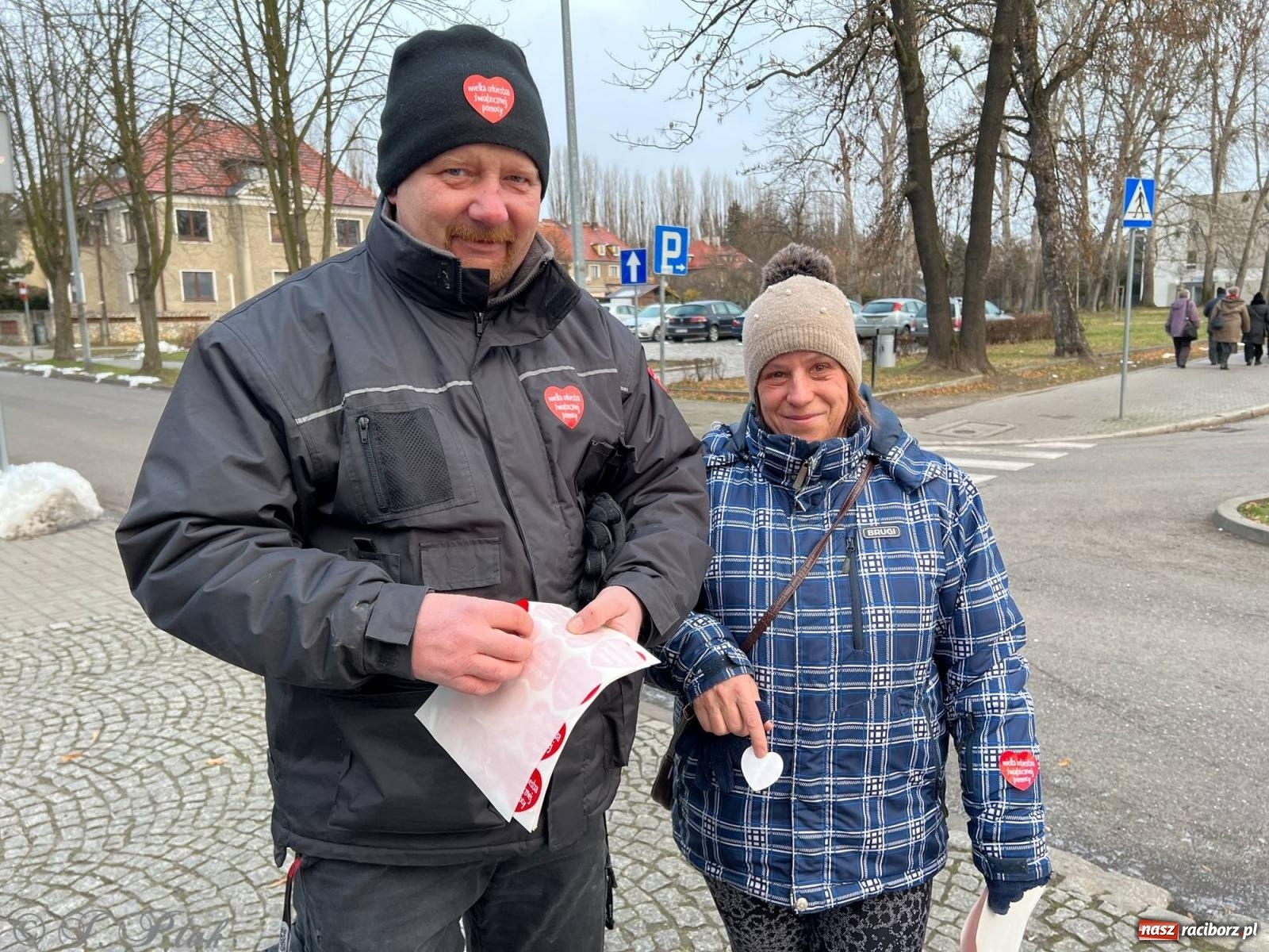 Zdjęcie w galerii na portalu naszraciborz.pl: Mali i duzi, starsi i młodsi. Wolontariusze WOŚP w Raciborzu [FOTO] wiadomości z regionu