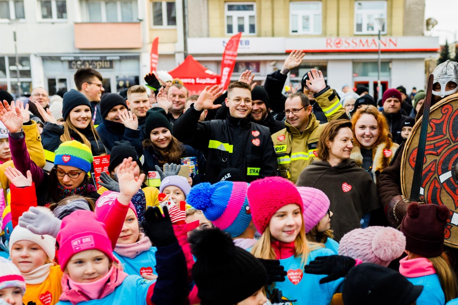Zdjęcie w galerii na portalu naszraciborz.pl: Racibórz na żywo w TVN. Orkiestra gra na Rynku [FOTO i WIDEO] wiadomości z regionu