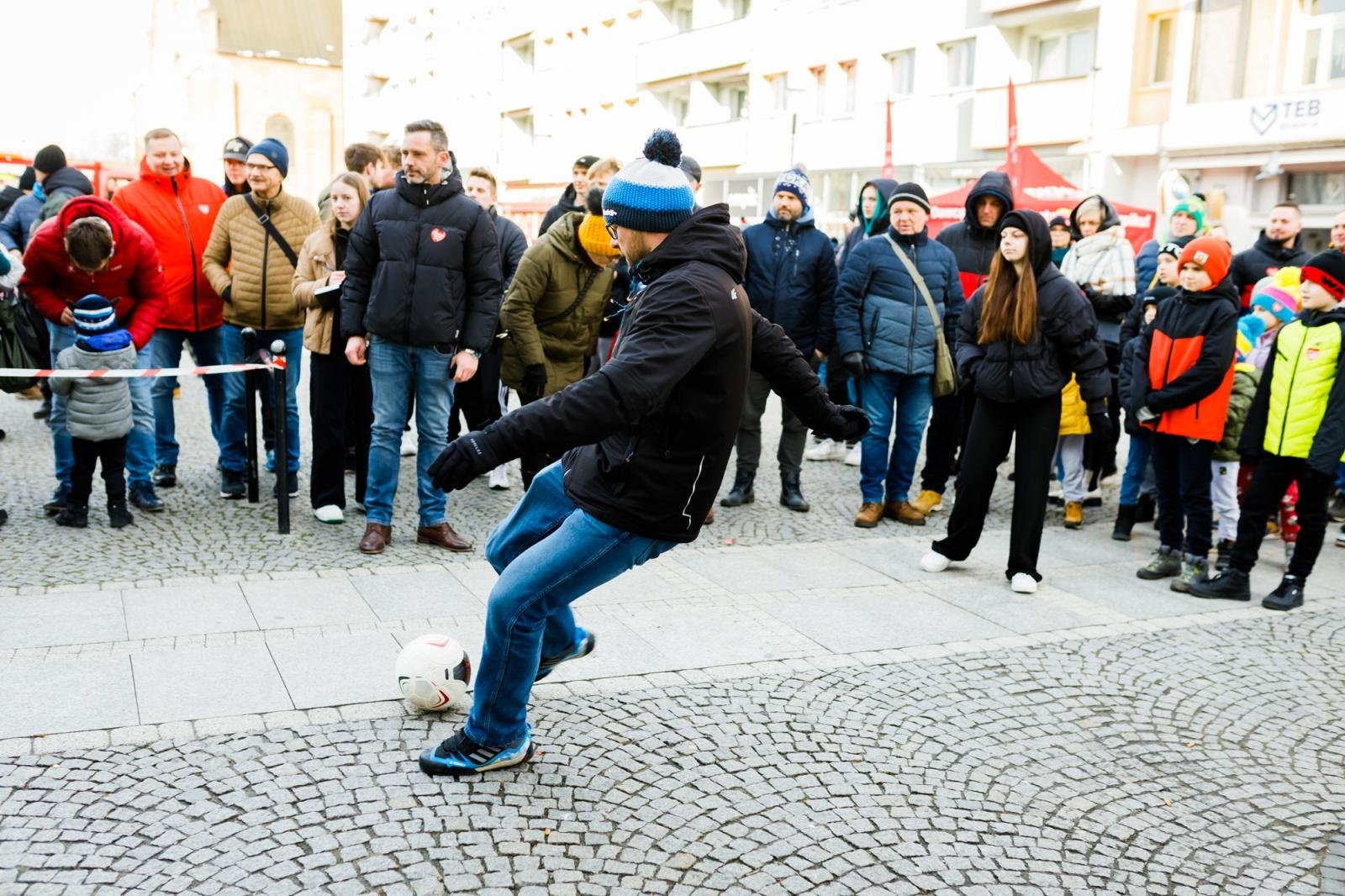 Zdjęcie w galerii na portalu naszraciborz.pl: Racibórz na żywo w TVN. Orkiestra gra na Rynku [FOTO i WIDEO] wiadomości z regionu