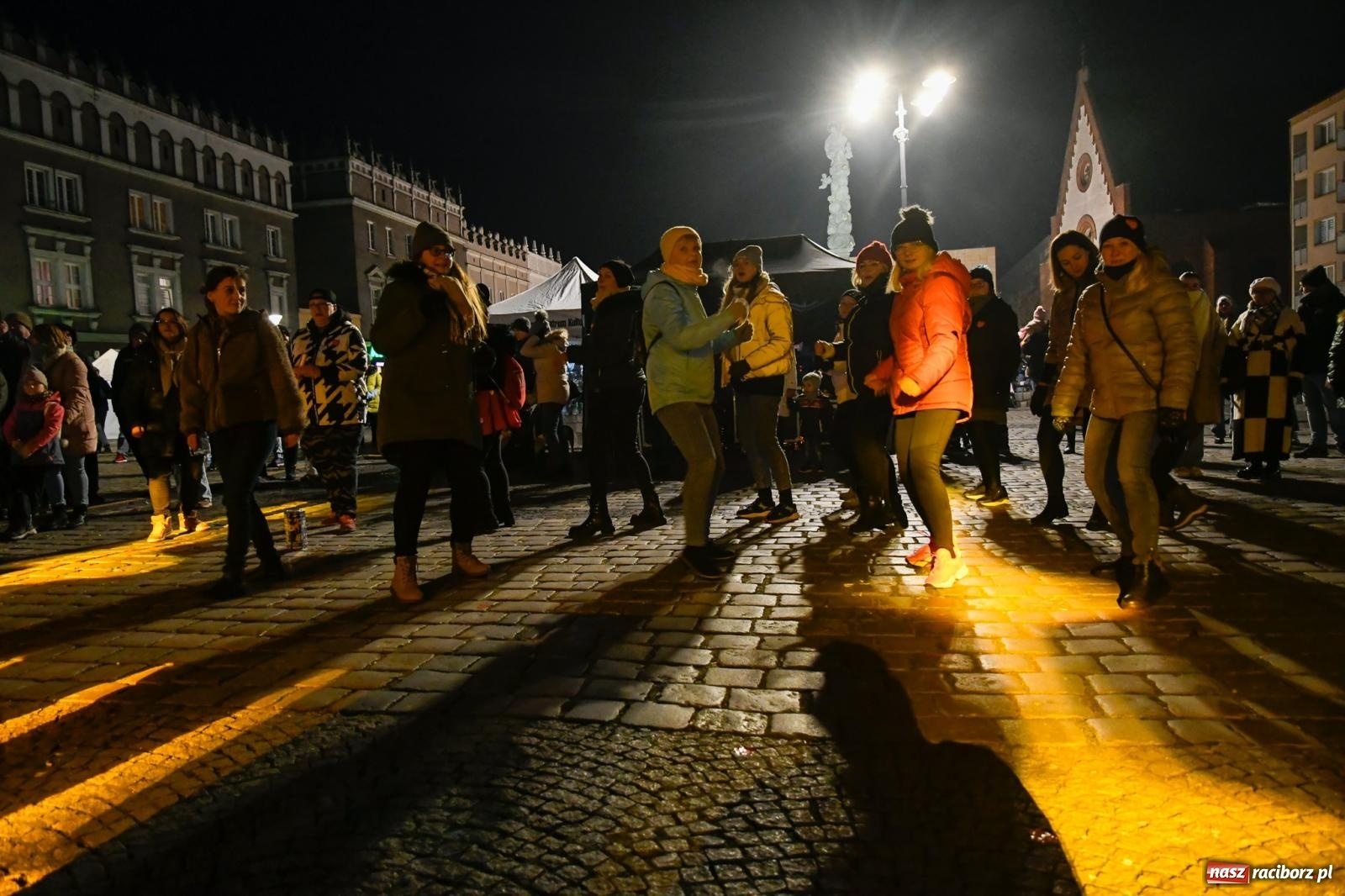 Zdjęcie w galerii na portalu naszraciborz.pl: Tort ze złotem od Szypuły i zumba na rozgrzewkę [FOTO i WIDEO] wiadomości z regionu