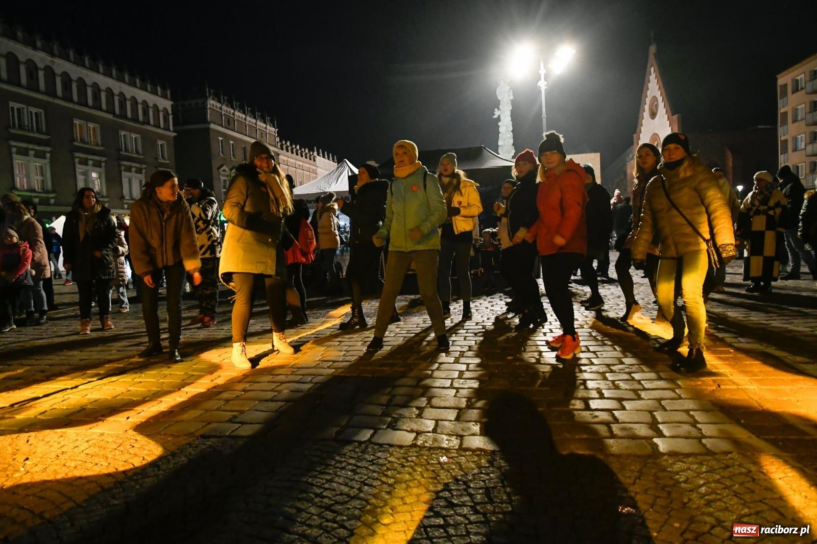 Zdjęcie w galerii na portalu naszraciborz.pl: Tort ze złotem od Szypuły i zumba na rozgrzewkę [FOTO i WIDEO] wiadomości z regionu