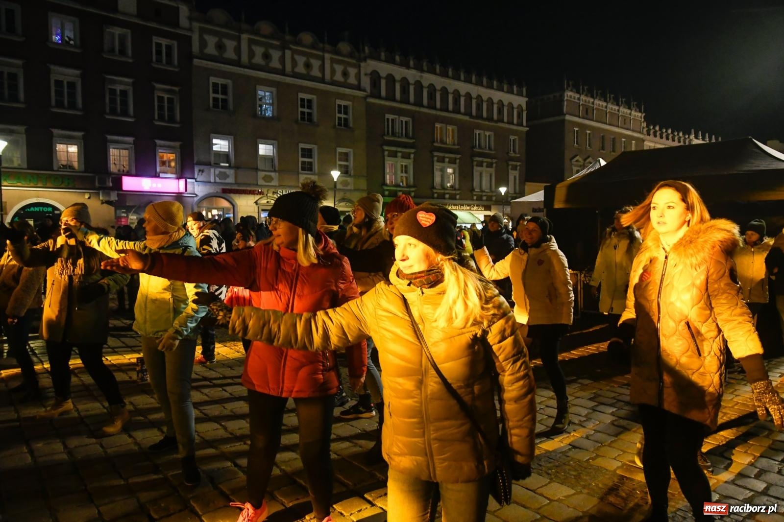 Zdjęcie w galerii na portalu naszraciborz.pl: Tort ze złotem od Szypuły i zumba na rozgrzewkę [FOTO i WIDEO] wiadomości z regionu