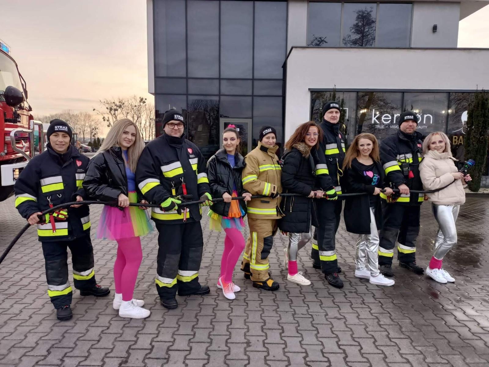 Zdjęcie w galerii na portalu naszraciborz.pl: Fryzjerzy na medal. Zebrali w gminie Krzyżanowice ponad 30 tys. zł wiadomości z regionu