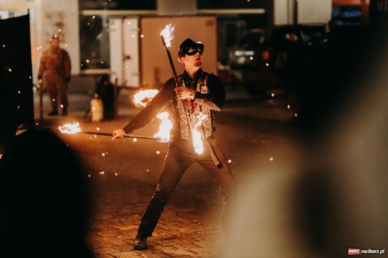 Zdjęcie w galerii na portalu naszraciborz.pl: PADŁ REKORD z puszek! Fire show zakończyło raciborski finał Wielkiej Orkiestry Świątecznej Pomocy.  wiadomości z regionu