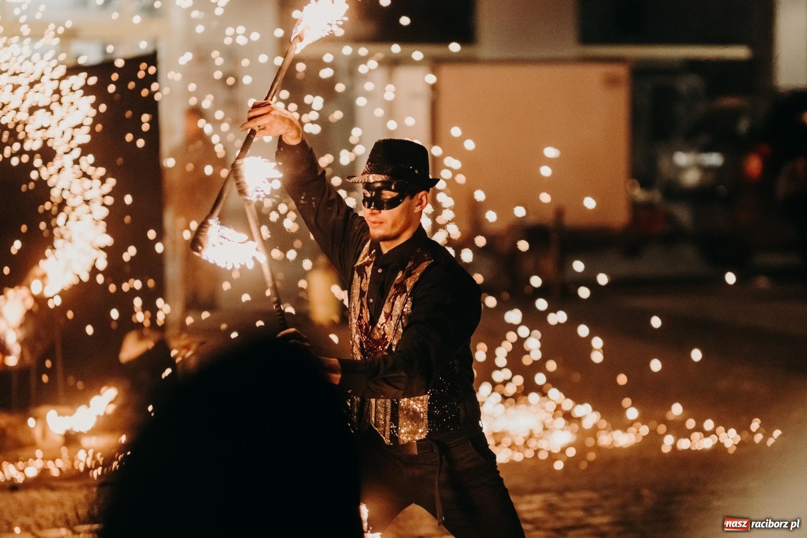 Zdjęcie w galerii na portalu naszraciborz.pl: PADŁ REKORD z puszek! Fire show zakończyło raciborski finał Wielkiej Orkiestry Świątecznej Pomocy.  wiadomości z regionu
