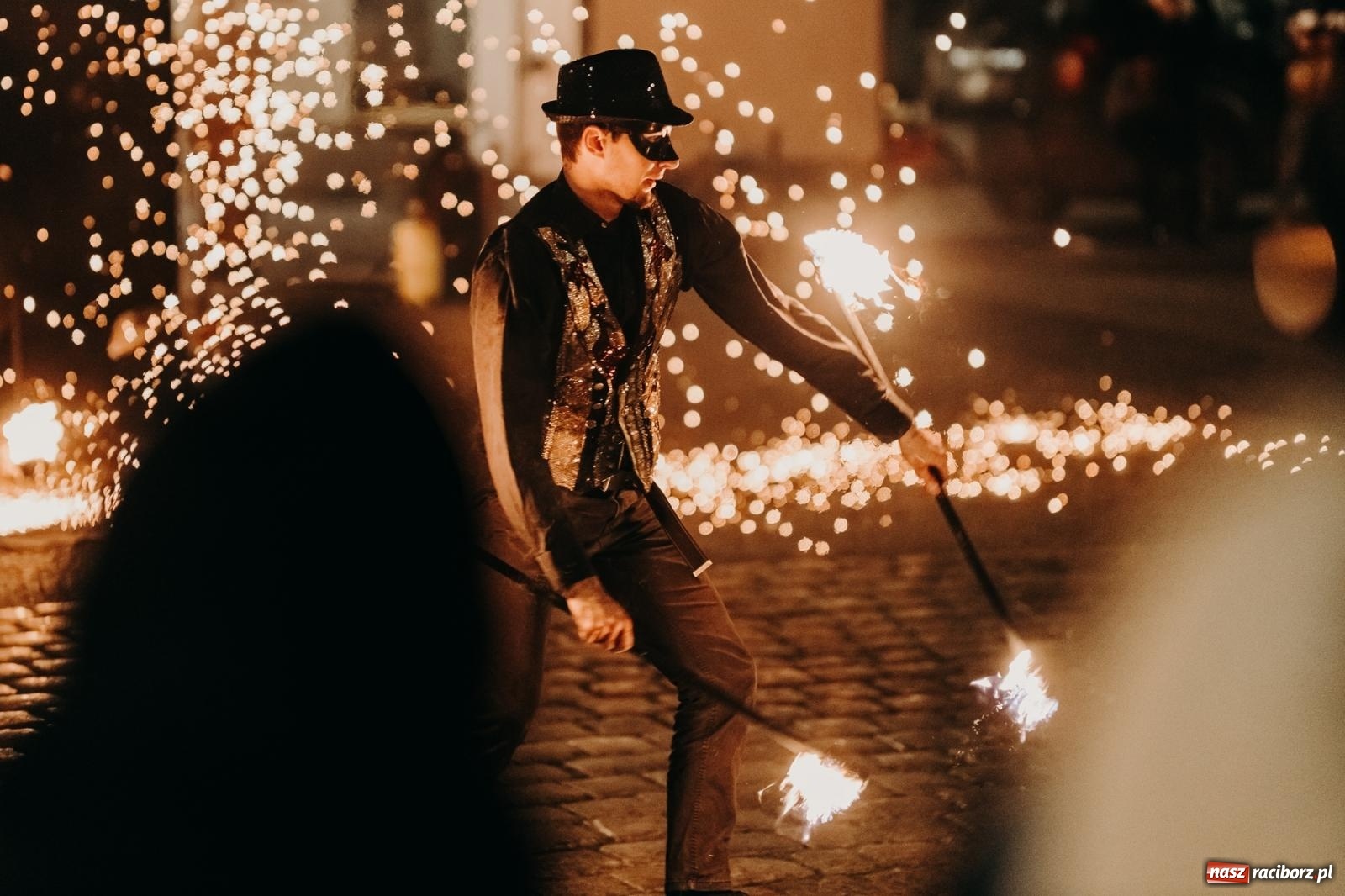 Zdjęcie w galerii na portalu naszraciborz.pl: PADŁ REKORD z puszek! Fire show zakończyło raciborski finał Wielkiej Orkiestry Świątecznej Pomocy.  wiadomości z regionu