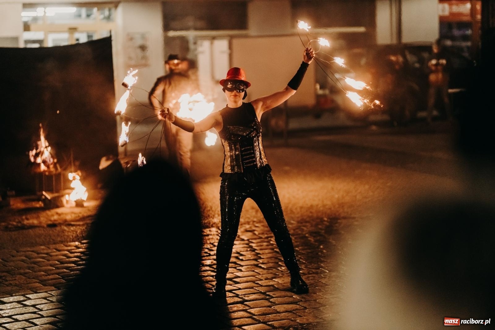 Zdjęcie w galerii na portalu naszraciborz.pl: PADŁ REKORD z puszek! Fire show zakończyło raciborski finał Wielkiej Orkiestry Świątecznej Pomocy.  wiadomości z regionu