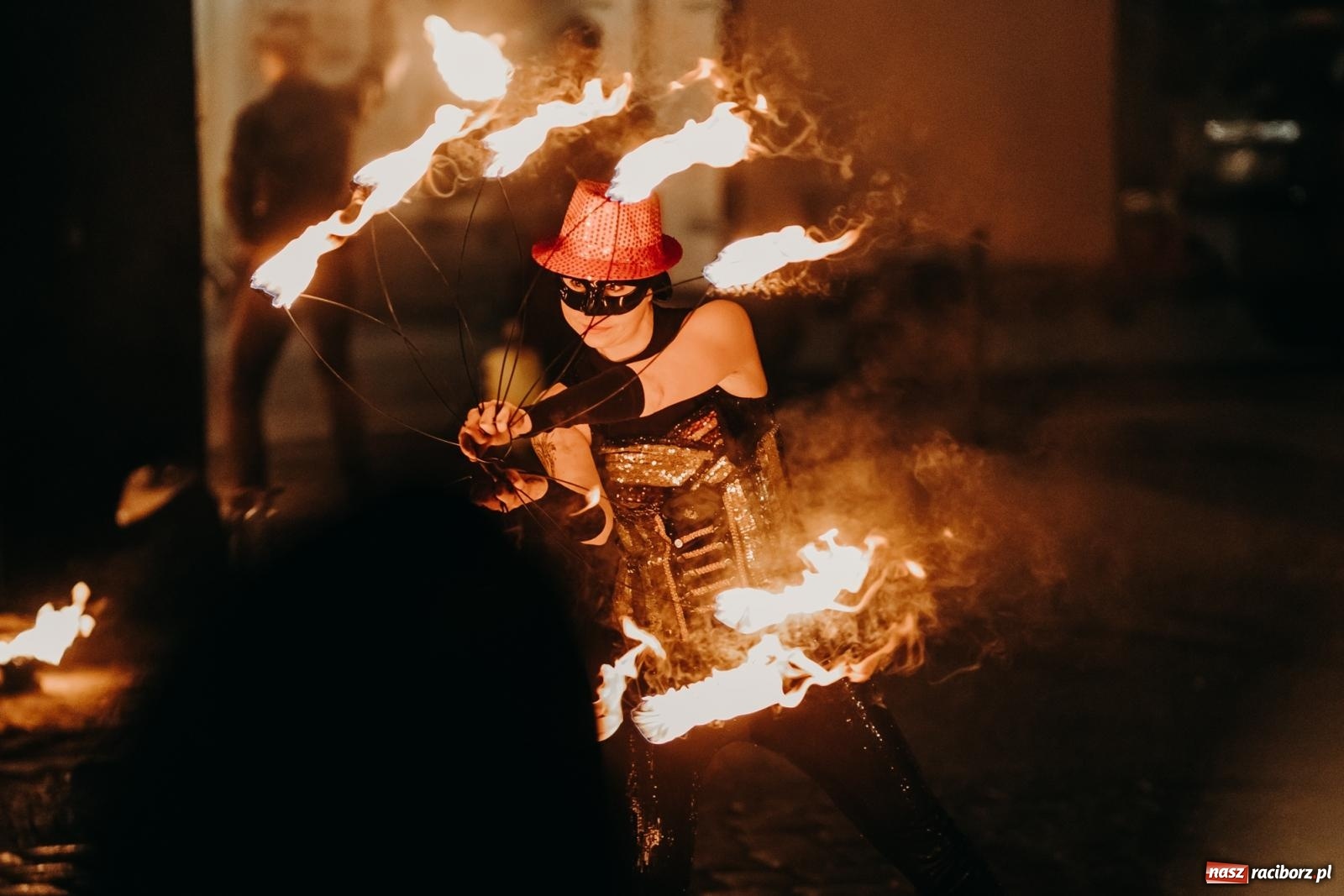 Zdjęcie w galerii na portalu naszraciborz.pl: PADŁ REKORD z puszek! Fire show zakończyło raciborski finał Wielkiej Orkiestry Świątecznej Pomocy.  wiadomości z regionu