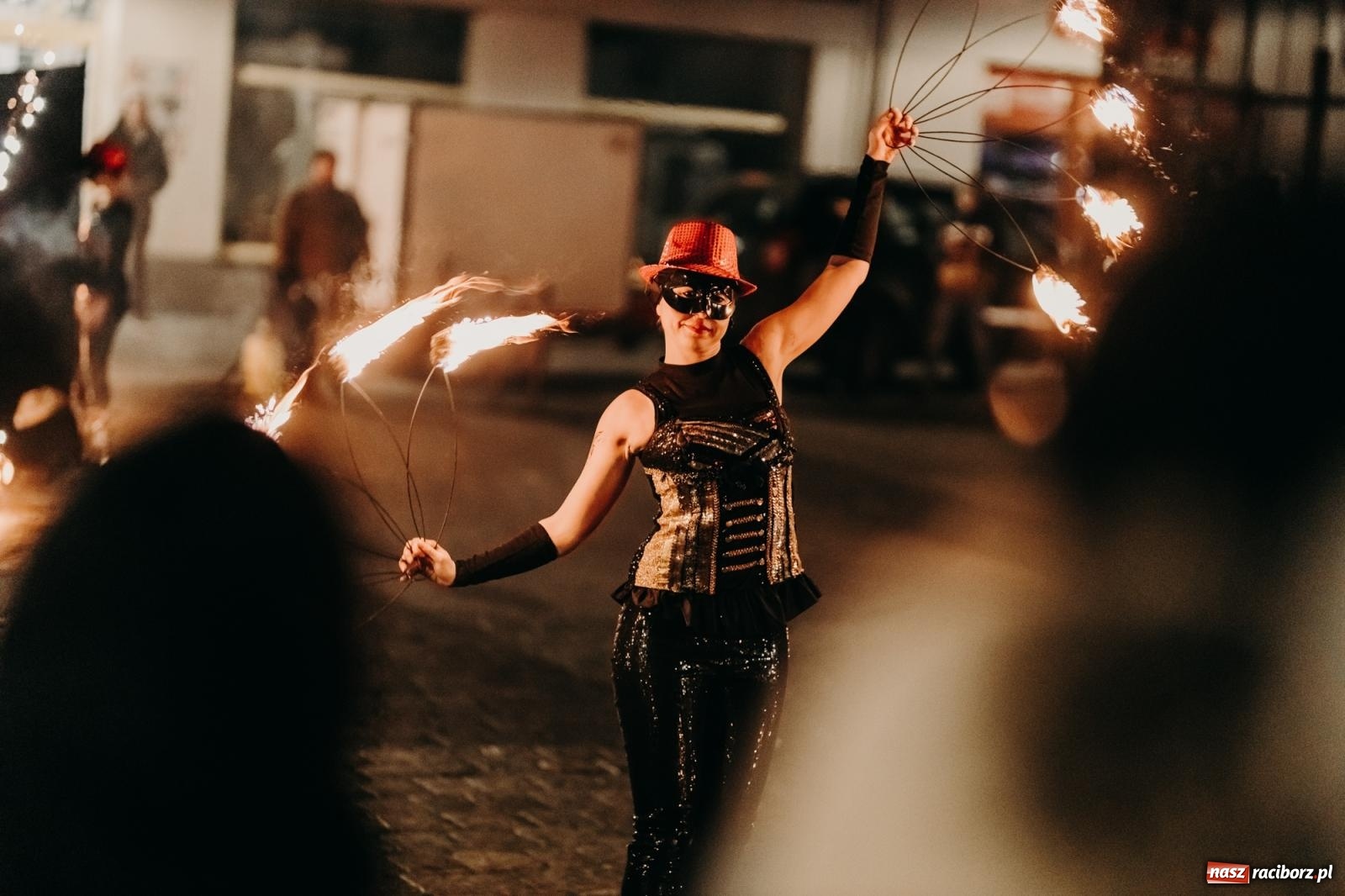 Zdjęcie w galerii na portalu naszraciborz.pl: PADŁ REKORD z puszek! Fire show zakończyło raciborski finał Wielkiej Orkiestry Świątecznej Pomocy.  wiadomości z regionu
