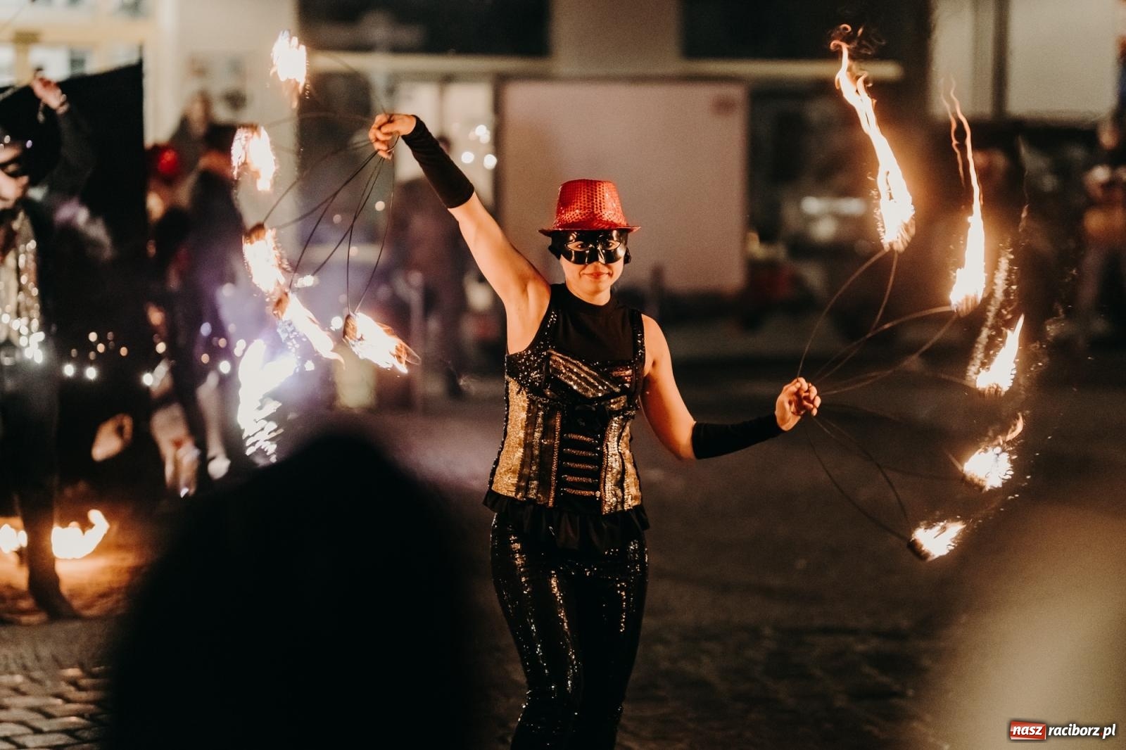 Zdjęcie w galerii na portalu naszraciborz.pl: PADŁ REKORD z puszek! Fire show zakończyło raciborski finał Wielkiej Orkiestry Świątecznej Pomocy.  wiadomości z regionu