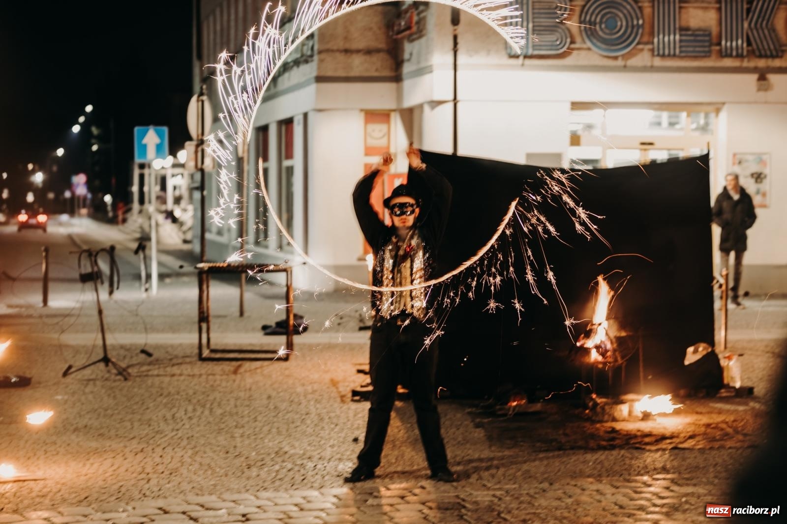 Zdjęcie w galerii na portalu naszraciborz.pl: PADŁ REKORD z puszek! Fire show zakończyło raciborski finał Wielkiej Orkiestry Świątecznej Pomocy.  wiadomości z regionu