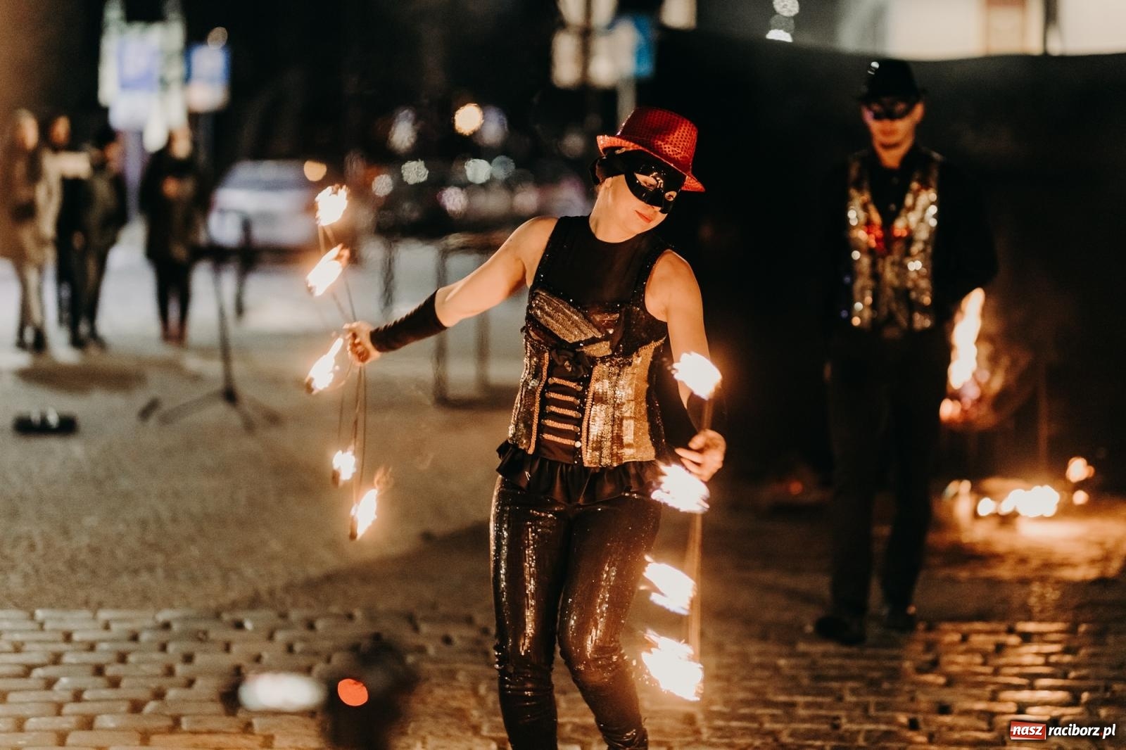 Zdjęcie w galerii na portalu naszraciborz.pl: PADŁ REKORD z puszek! Fire show zakończyło raciborski finał Wielkiej Orkiestry Świątecznej Pomocy.  wiadomości z regionu