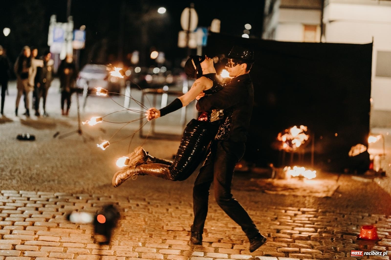Zdjęcie w galerii na portalu naszraciborz.pl: PADŁ REKORD z puszek! Fire show zakończyło raciborski finał Wielkiej Orkiestry Świątecznej Pomocy.  wiadomości z regionu