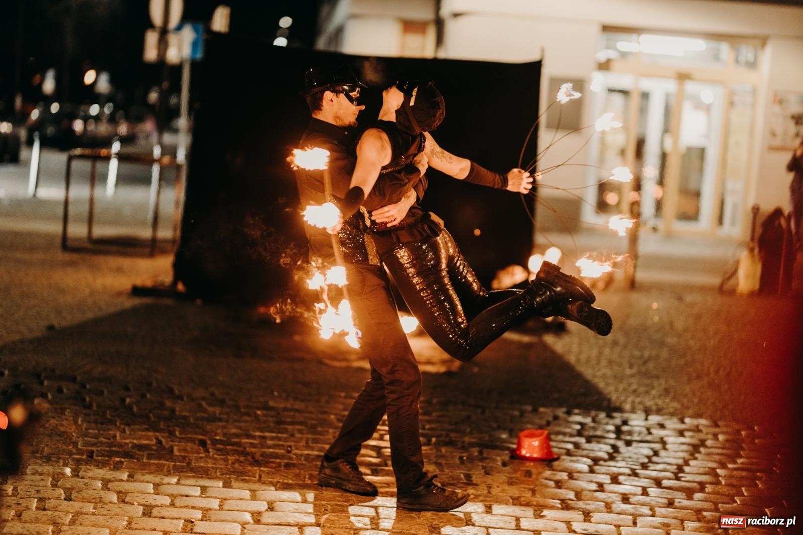 Zdjęcie w galerii na portalu naszraciborz.pl: PADŁ REKORD z puszek! Fire show zakończyło raciborski finał Wielkiej Orkiestry Świątecznej Pomocy.  wiadomości z regionu