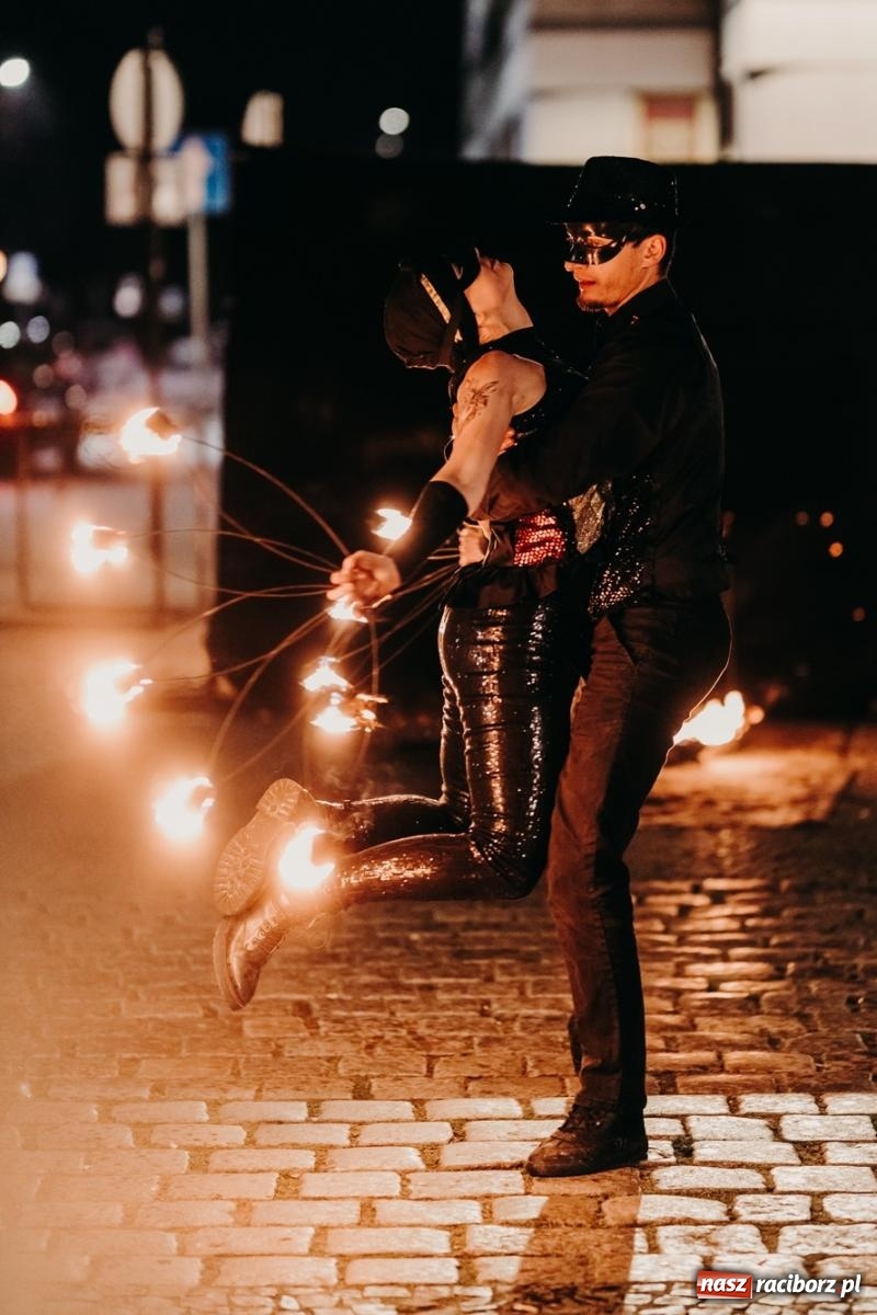 Zdjęcie w galerii na portalu naszraciborz.pl: PADŁ REKORD z puszek! Fire show zakończyło raciborski finał Wielkiej Orkiestry Świątecznej Pomocy.  wiadomości z regionu
