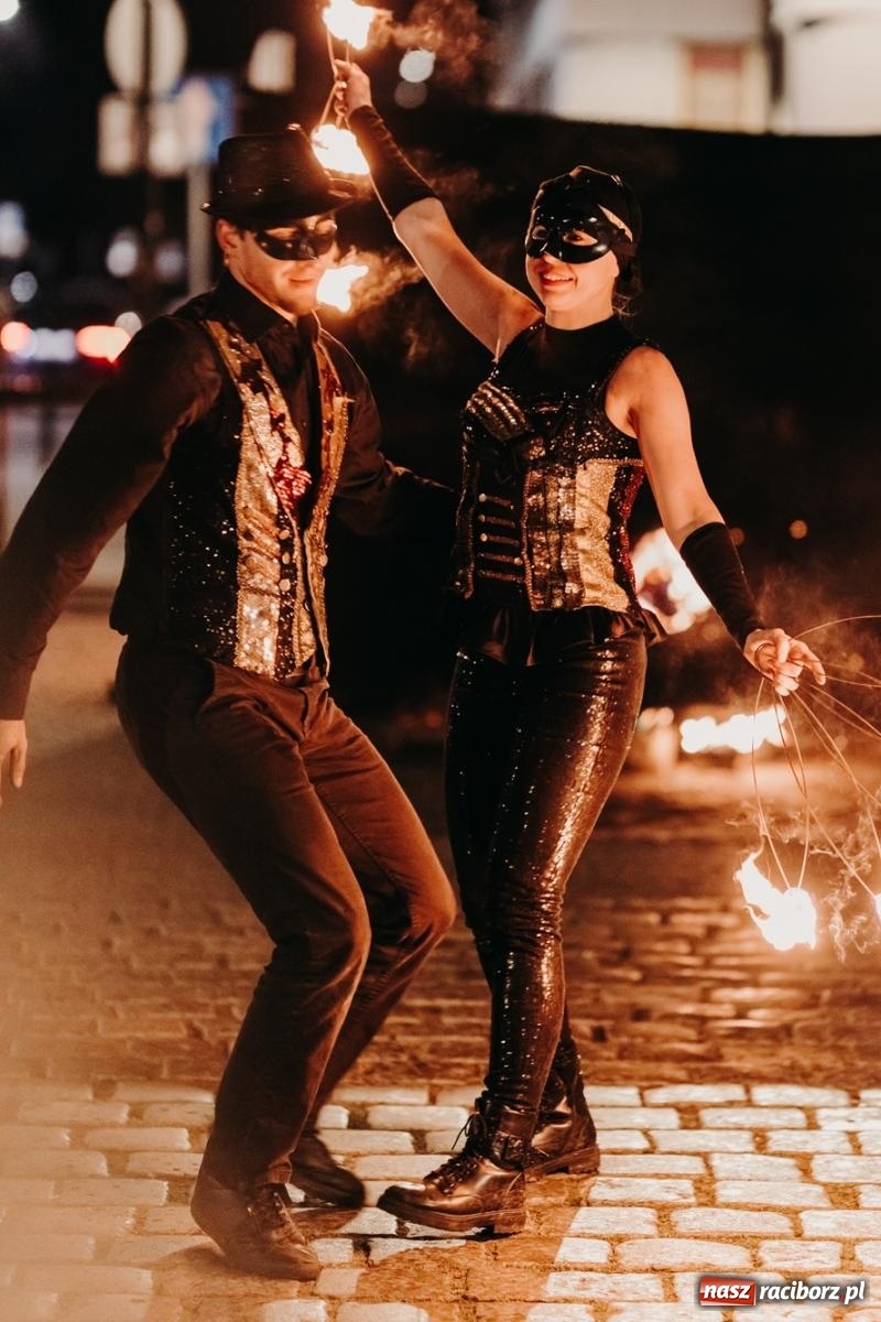 Zdjęcie w galerii na portalu naszraciborz.pl: PADŁ REKORD z puszek! Fire show zakończyło raciborski finał Wielkiej Orkiestry Świątecznej Pomocy.  wiadomości z regionu