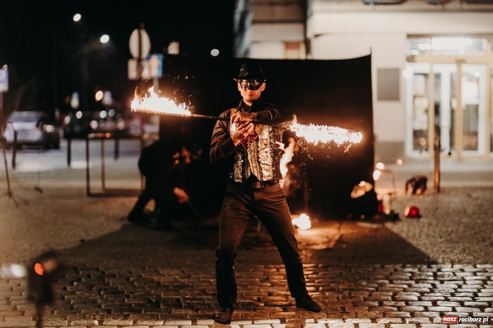 Zdjęcie w galerii na portalu naszraciborz.pl: PADŁ REKORD z puszek! Fire show zakończyło raciborski finał Wielkiej Orkiestry Świątecznej Pomocy.  wiadomości z regionu